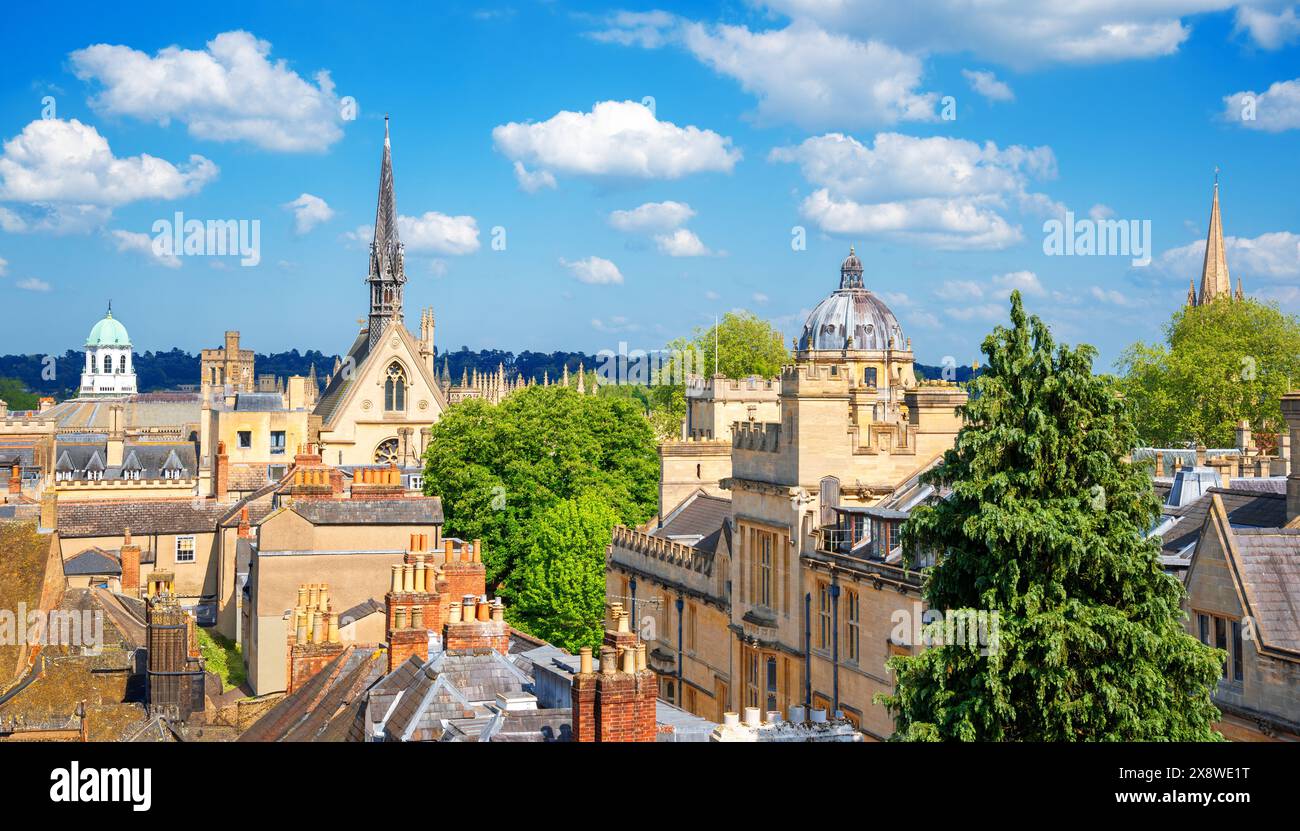 Top-Blick auf die Stadt Oxford mit historischer traditioneller Architektur, Glockentürmen und Kirchtürmen, typisch für die Universitätsstadt Stockfoto