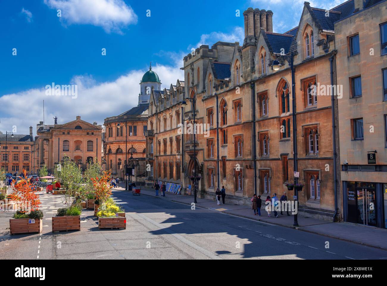 Oxford, England, Großbritannien - 19. Mai 2024: Panoramablick auf den Hauptplatz im Stadtzentrum mit der berühmten historischen Architektur an einem sonnigen Tag Stockfoto