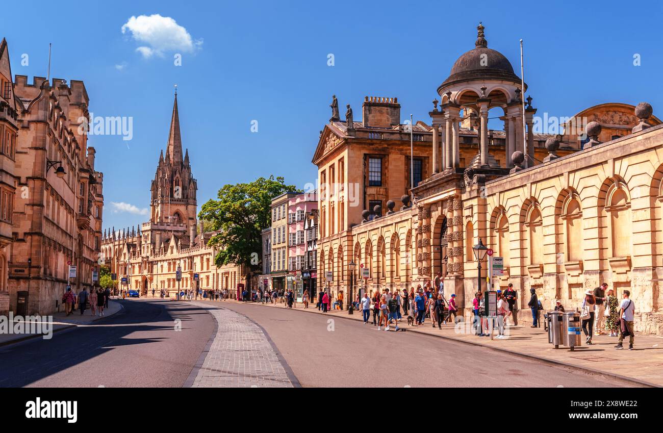 Oxford, England, Großbritannien - 19. Mai 2024: Panoramablick auf die Hauptstraße der Stadt mit Menschen, die an einem sonnigen Tag entlang historischer Gebäude spazieren gehen Stockfoto