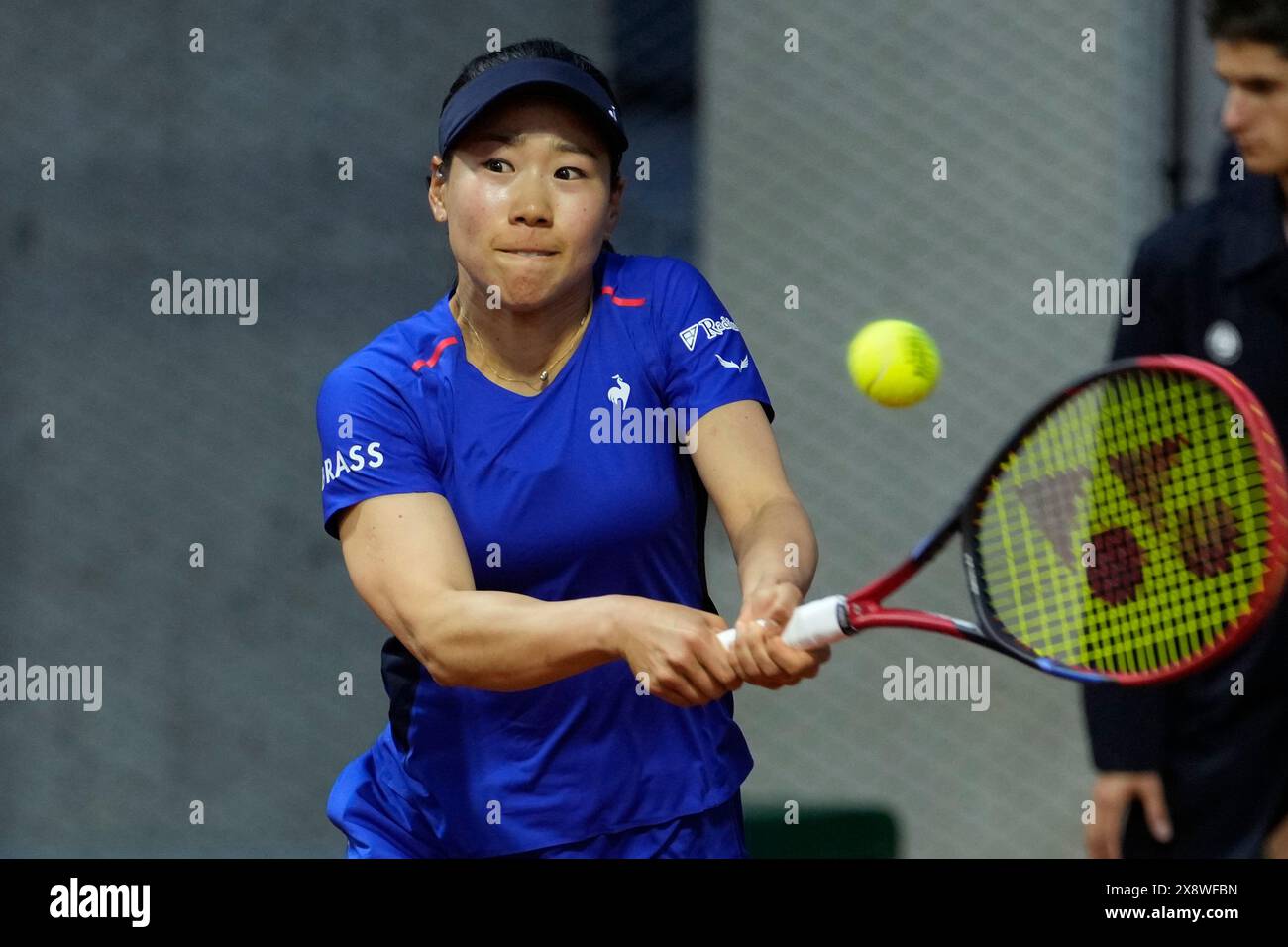 Nao Hibino of Japan returns the ball to Bernarda Pera of the United States during their first round match of the French Open tennis tournament at the Roland Garros stadium in Paris, Monday, May 27, 2024. (AP Photo/Thibault Camus) Stockfoto