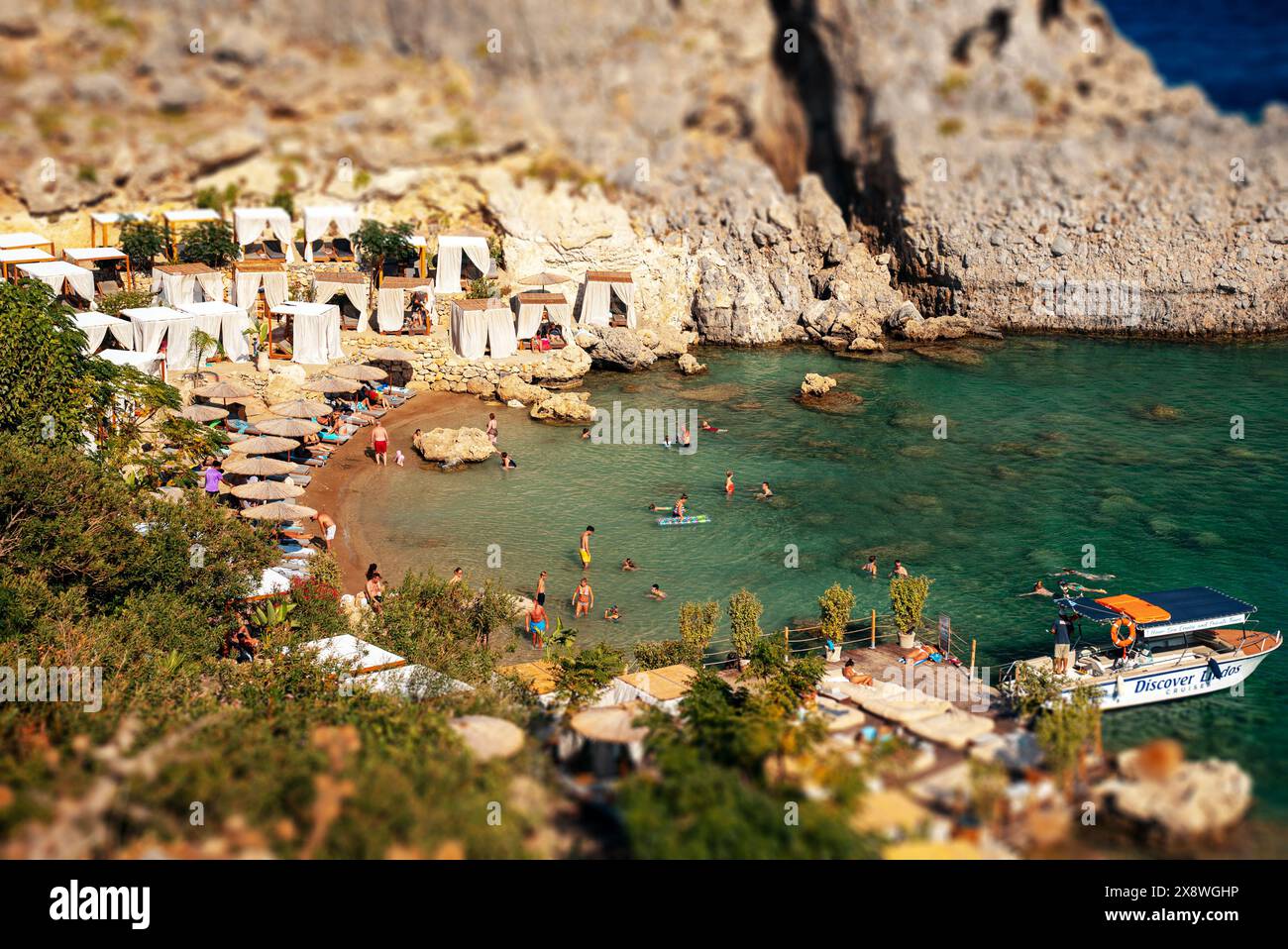 Lindos, Rhodos, Griechenland - 21.10.2023: Strand von Mikros Gialos in der Bucht von Saint Paul. Stockfoto