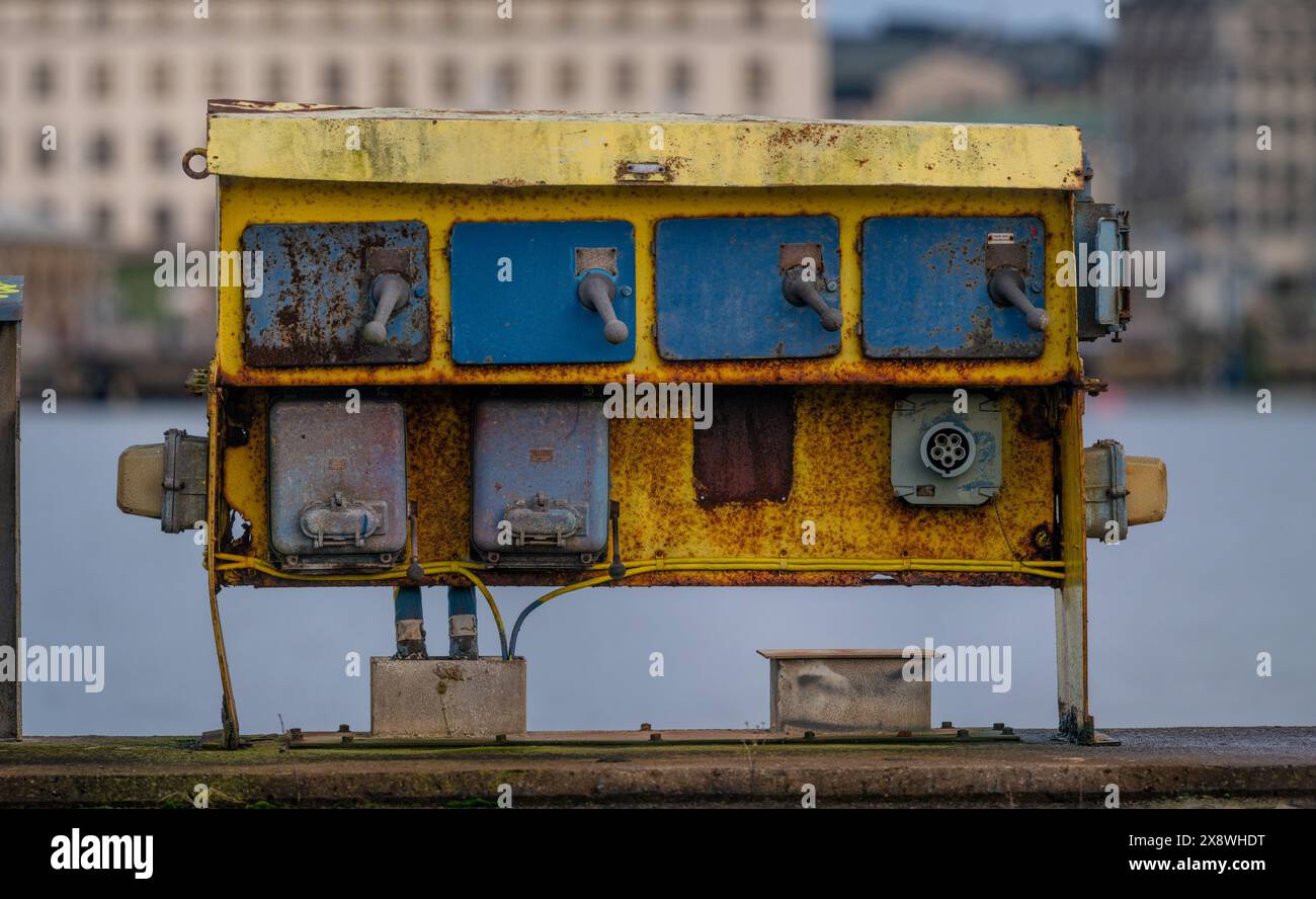 Alter rostiger Schaltkasten Stockfoto