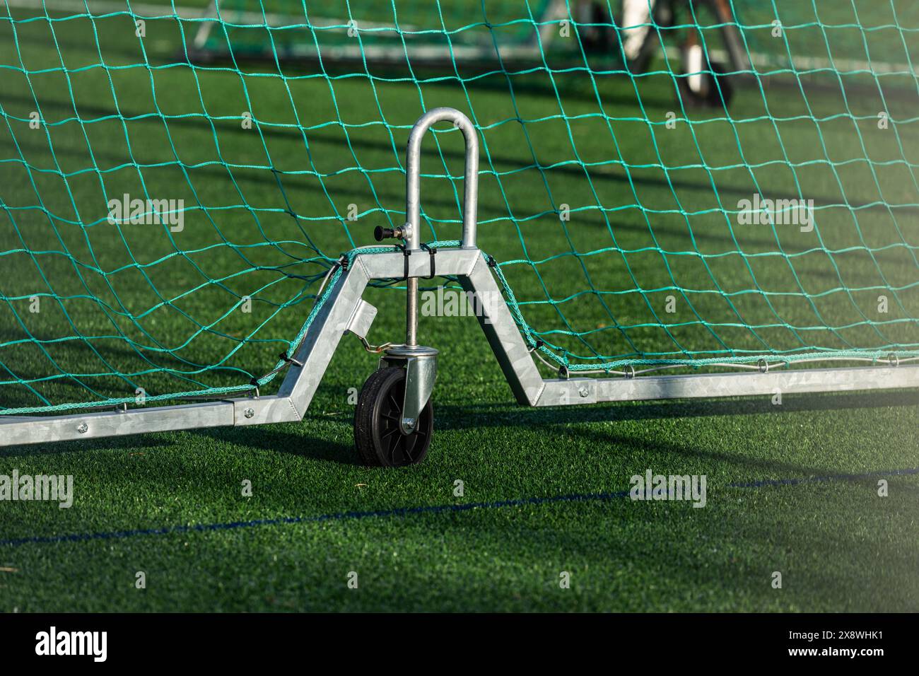 Fahre auf ein bewegliches Fußballtor Stockfoto