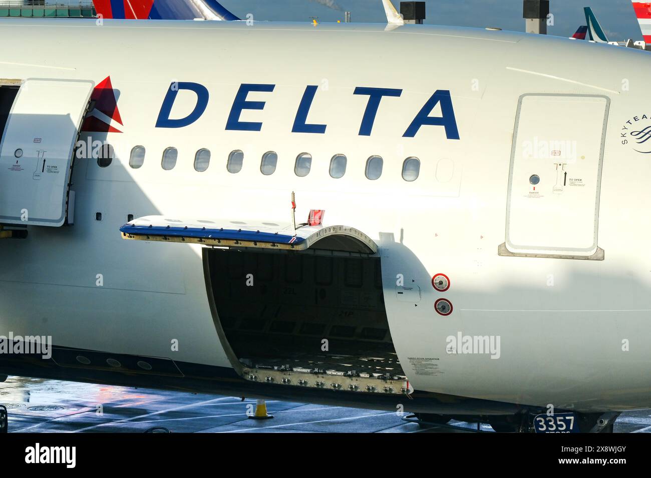 London, England, Großbritannien - 11. Januar 2024: Nahaufnahme der Seite eines Passagierflugzeugs von Delta Air Lines mit geöffneter Ladetür. Stockfoto