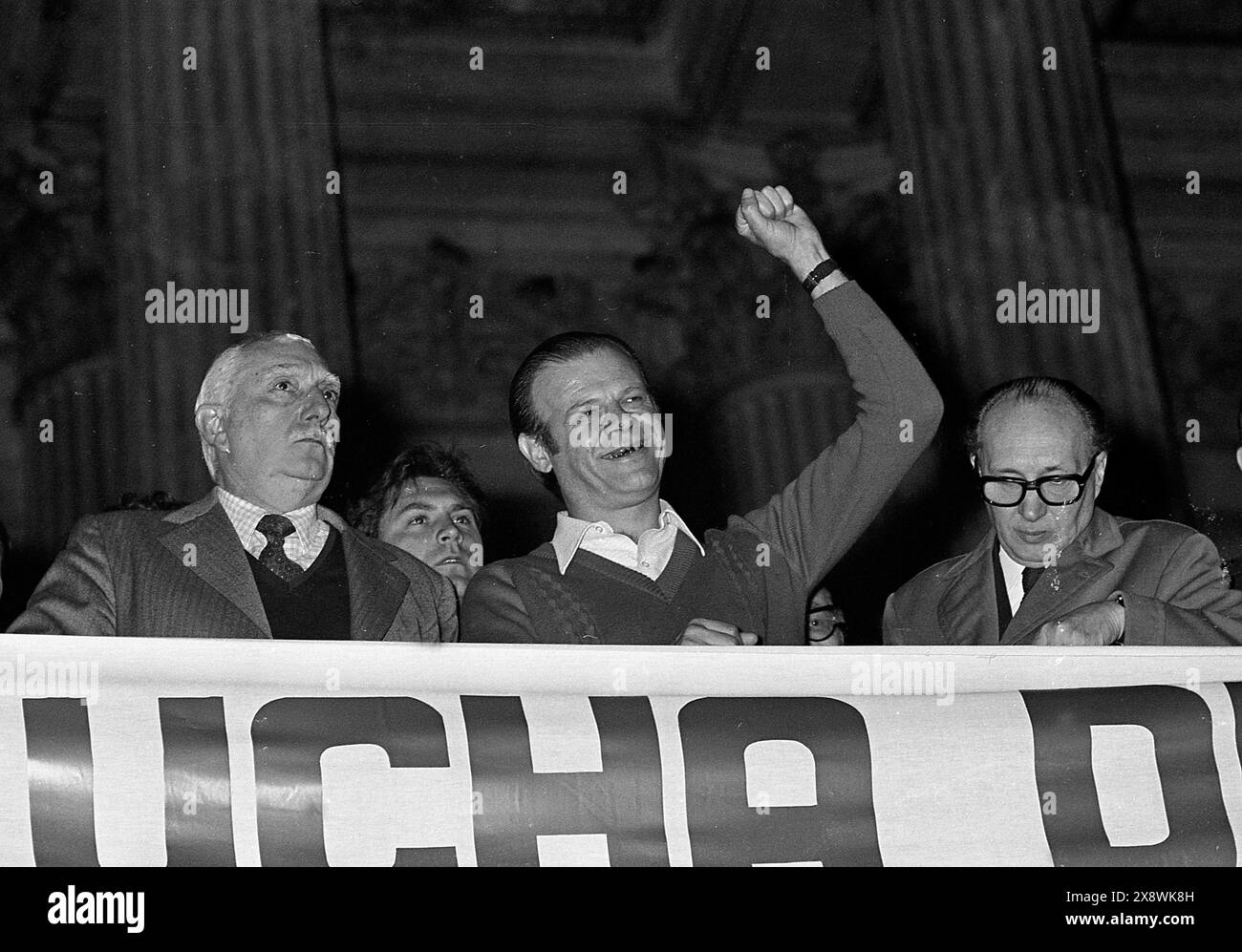 Der argentinische gewerkschaftsführer Agustín Tosco (rechts) spricht bei einer Bürgerbeerdigung von Präsident Salvador Allende Gossens, die wenige Tage nach seinem vorzeitigen Selbstmord am 11. September 1973 in Buenos Aires gefeiert wurde. Der argentinische Politiker Oscar Alende ist auf seiner Seite. Stockfoto