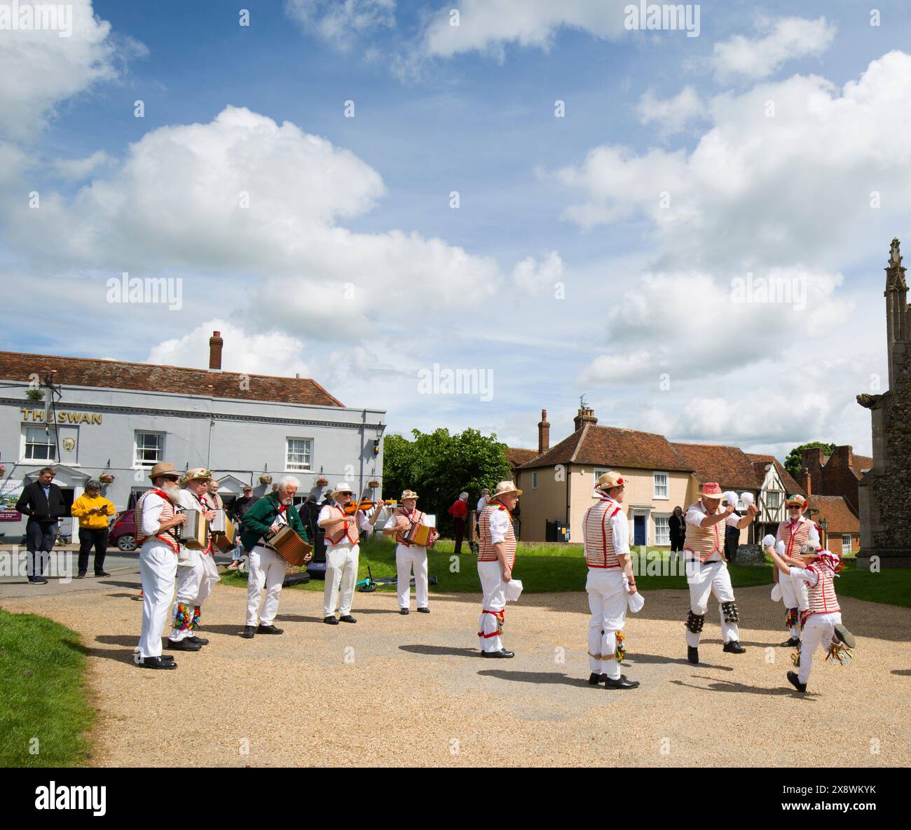 Thaxted Morris Men Tanzen auf dem Thaxted Churchyard Thaxted Essex Stockfoto