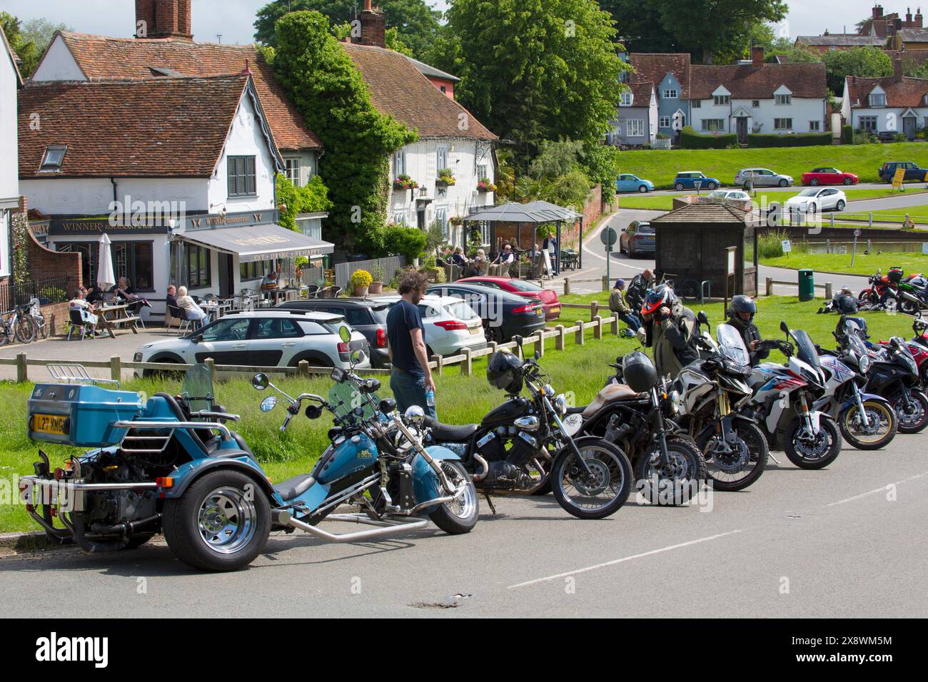 Motorräder Das Fox Restaurant Finchingfield Essex Stockfoto