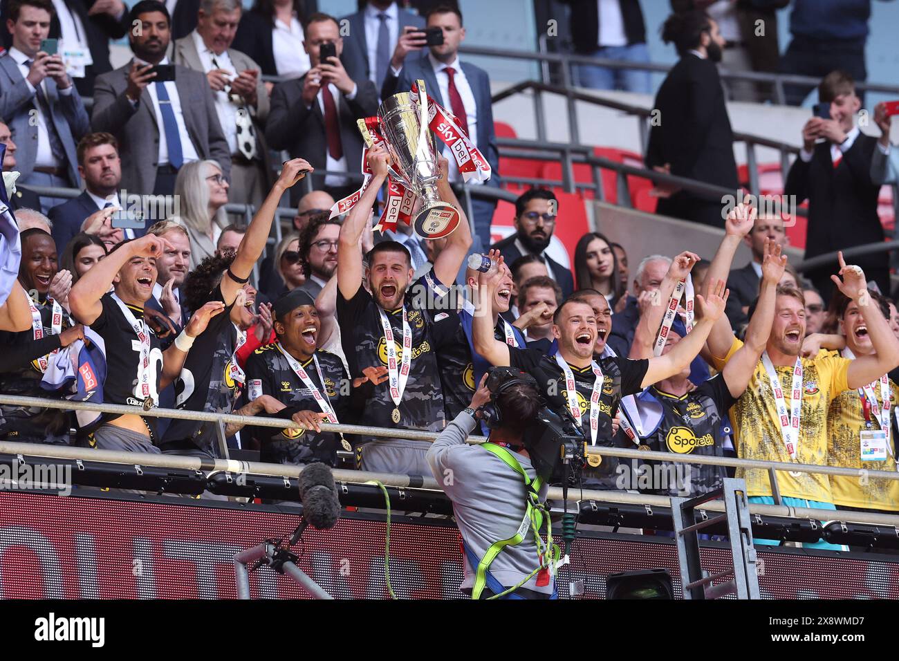 London, Großbritannien. Mai 2024. Jack Stephens aus Southampton hebt die Trophäe während des Sky Bet Championship Matches im Wembley Stadium, London. Der Bildnachweis sollte lauten: Paul Terry/Sportimage Credit: Sportimage Ltd/Alamy Live News Stockfoto