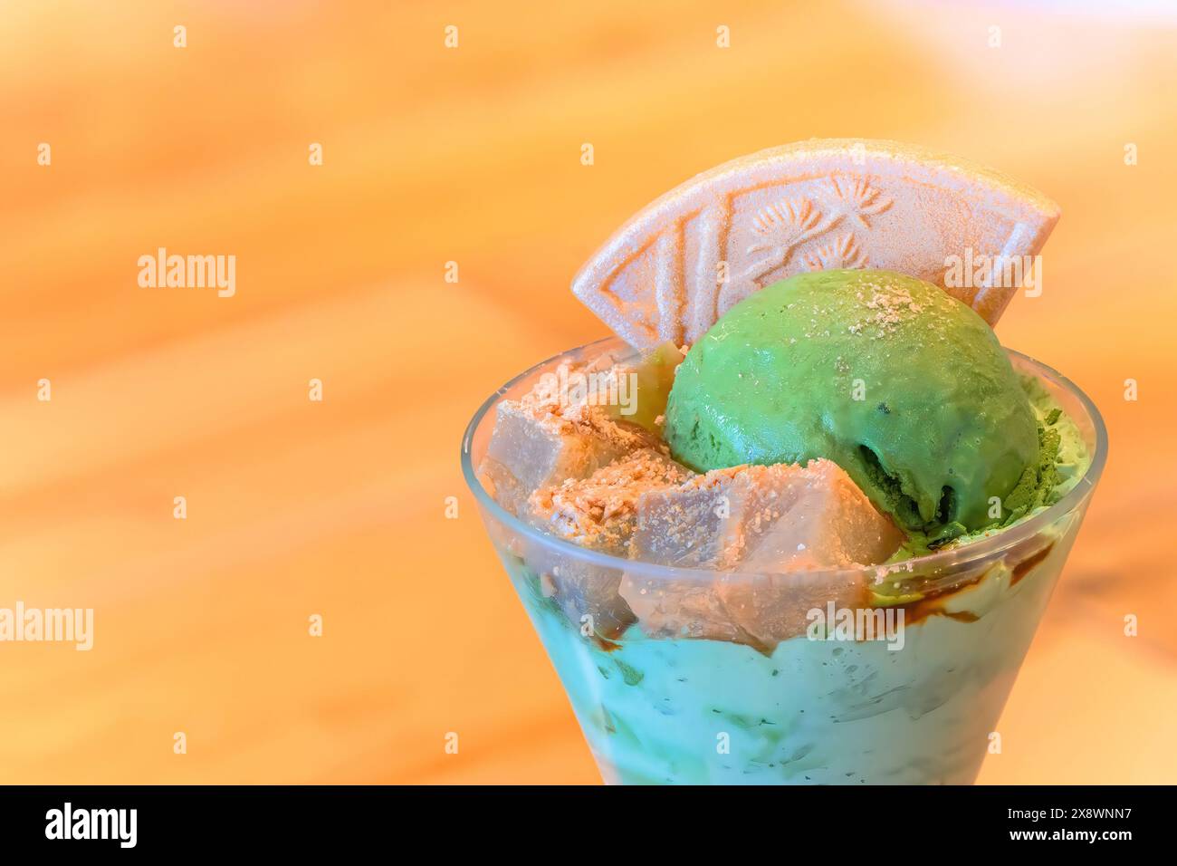 Ein traditionelles japanisches Dessert-Matcha-Eis-Parfait mit Agar-Gelee-Würfeln, bestreut mit geröstetem Sojabohnenmehl, dem sogenannten Kinako-Pulver und einem Higas Stockfoto