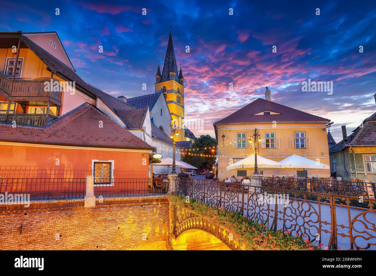 Herrlicher Blick auf die evangelische Kathedrale und die Lügenbrücke im Zentrum von Sibiu. Beeindruckende Szene von Siebenbürgen. Ort: Sibiu, Transylvan Stockfoto