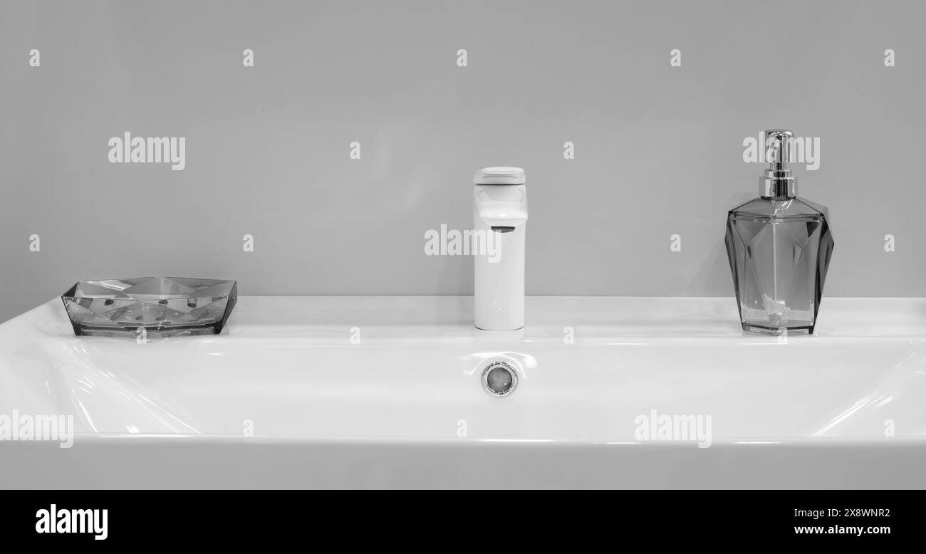 Ein Waschbecken mit Seifenspender und Zahnbürstenhalter Stockfoto