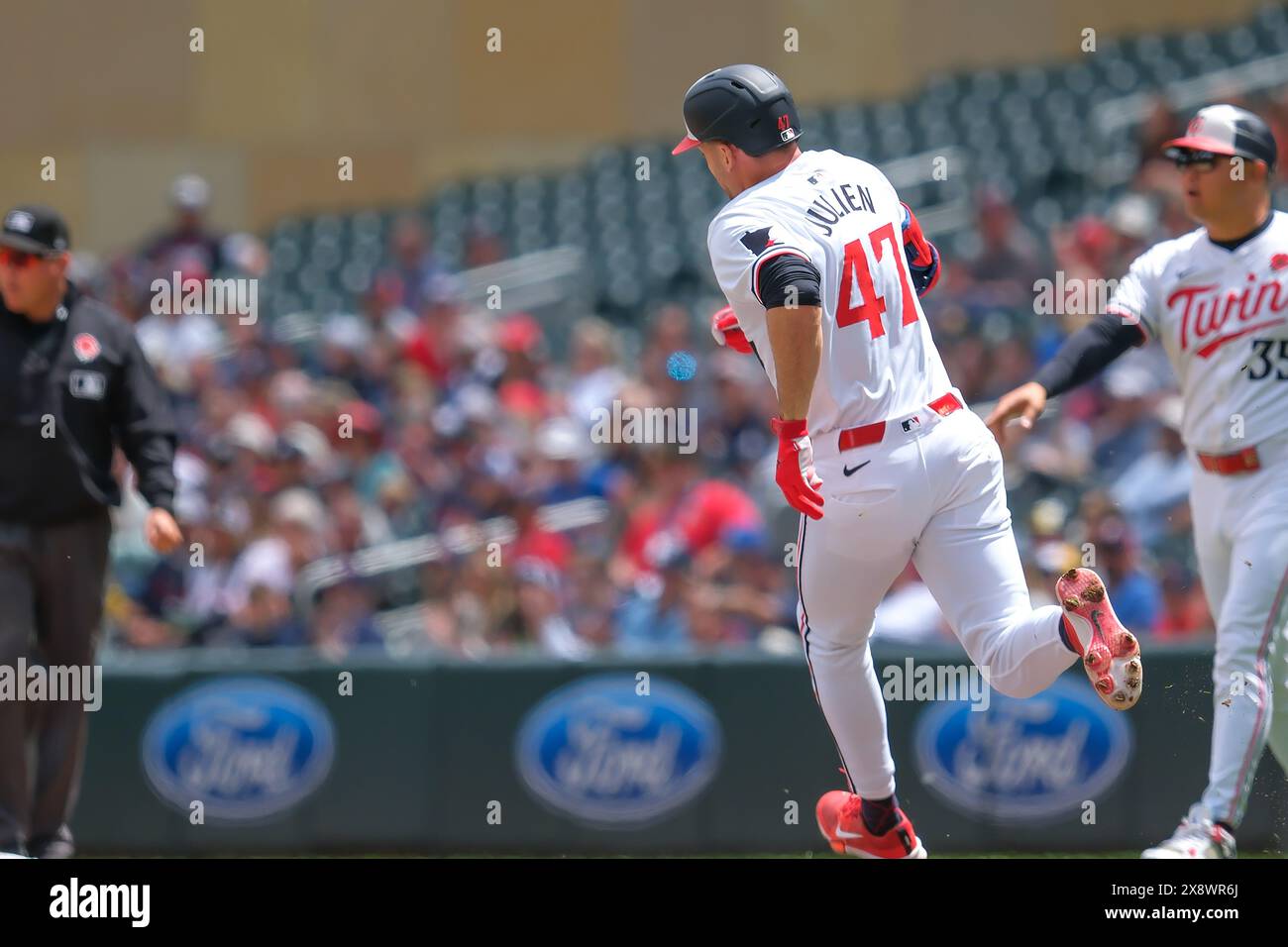 Minneapolis, Minnesota, USA. Mai 2024. Der zweite Baseman EDOUARD JULIEN (47) läuft am 27. Mai 2024 während eines MLB-Spiels zwischen den Minnesota Twins und den Kansas City Royals im Target Field auf die zweite Basis zu. Die Twins gewannen mit 6:5. (Kreditbild: © Steven Garcia/ZUMA Press Wire) NUR REDAKTIONELLE VERWENDUNG! Nicht für kommerzielle ZWECKE! Quelle: ZUMA Press, Inc./Alamy Live News Stockfoto