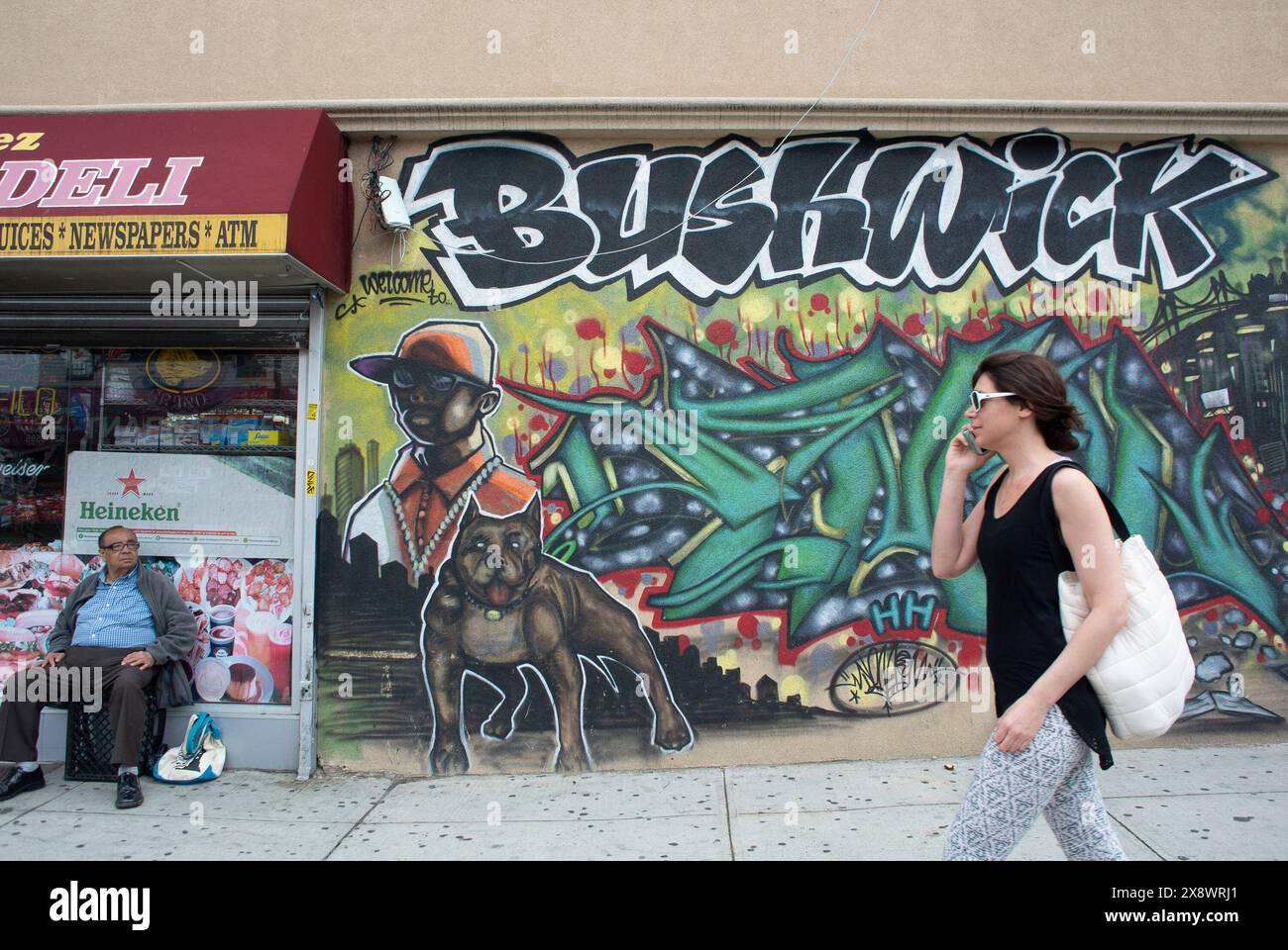 New York City, NY, USA, Street Art, Wall, Junge Leute, die Bushwick Section in Brooklyn besuchen, Viertel, Ambiente, Street Art Stockfoto