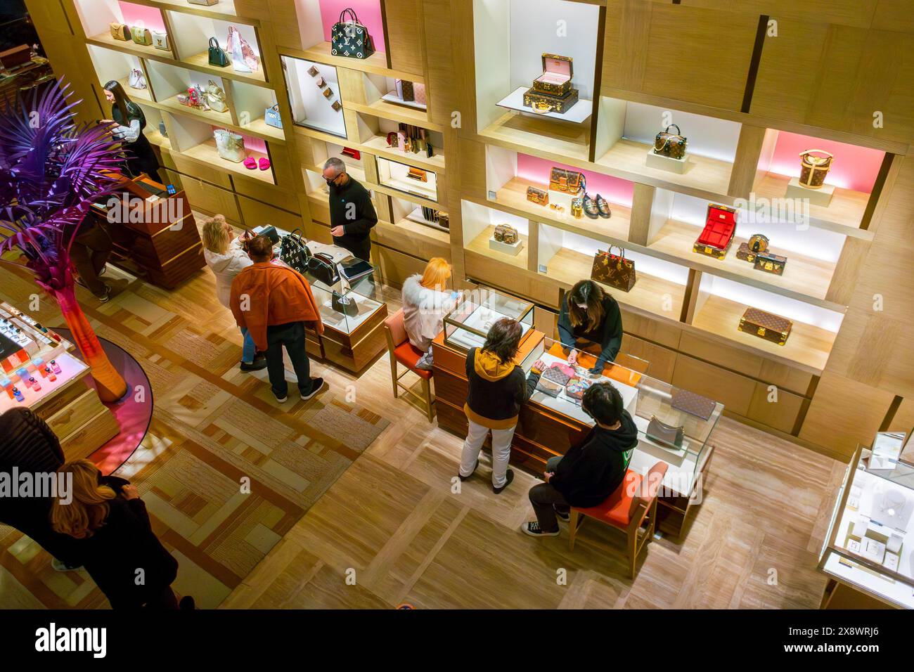 Barcelona, Spanien, High Angle, Inside, Menschenmenge, Einkaufsmöglichkeiten, Louis Vuitton Luxury Bekleidungsgeschäft, LVMH, Taschen, Arbeiter Stockfoto