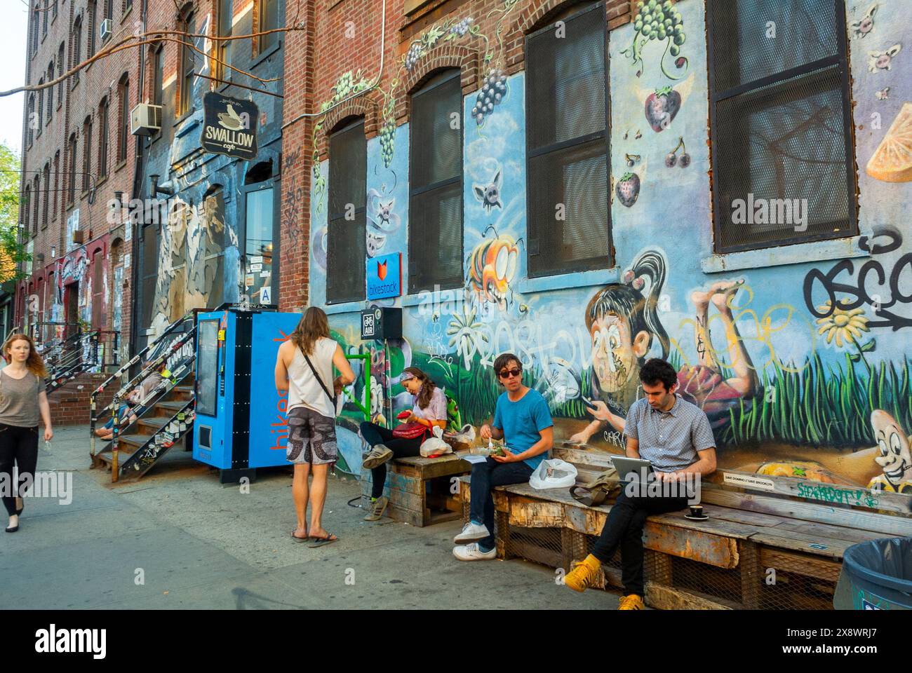 New York City, NY, USA, Crowd, Young People besuchen Bushwick Sektion des Brooklyn Weekend Flea Market New York Viertel, Ambianc Stockfoto