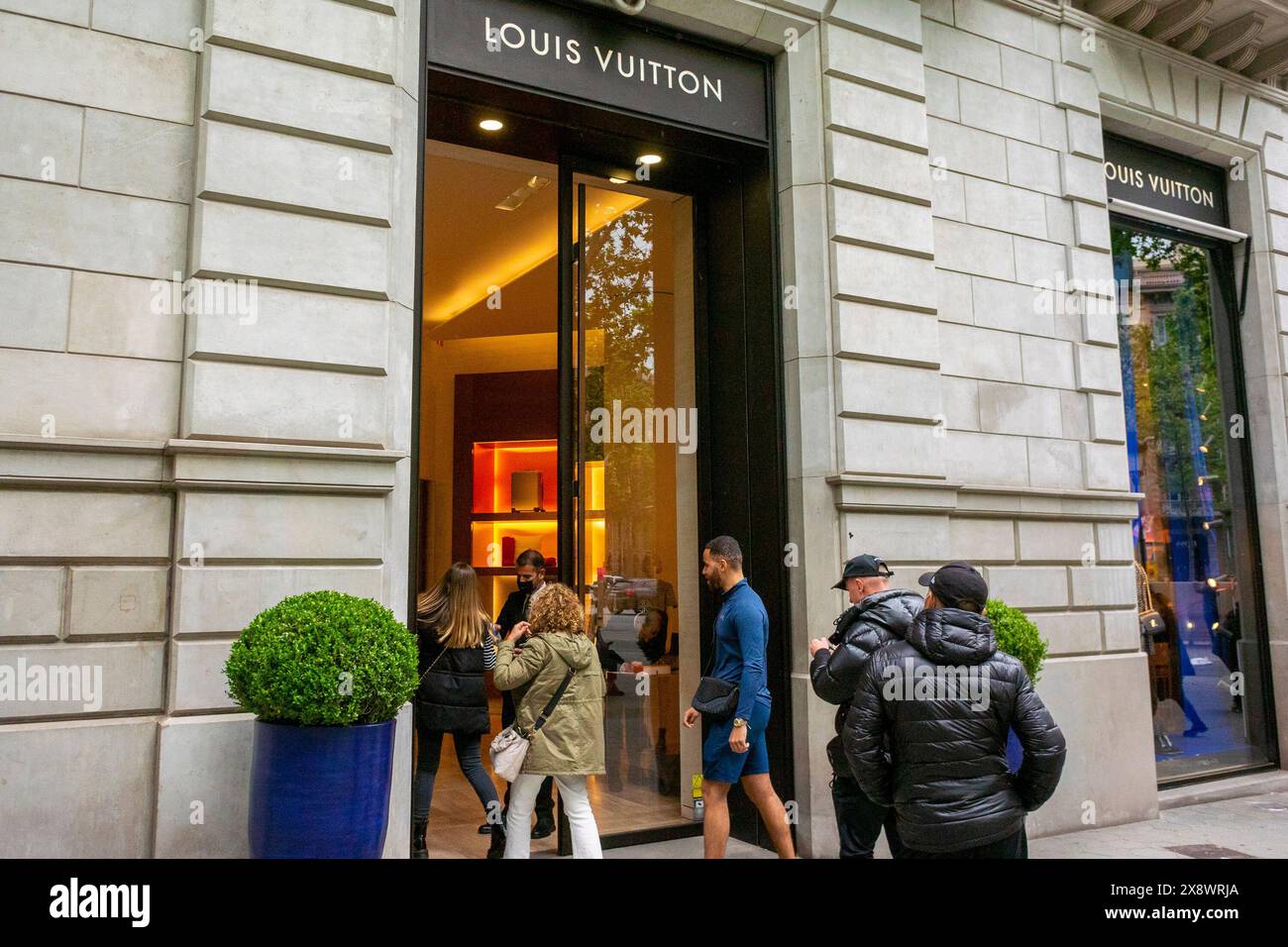 Barcelona, Spanien, Crowd People, Einkaufen, Einsteigen, Louis Vuitton Storefront, Luxusbekleidungsgeschäft, Eingang LVMH, Logo, französisches Unternehmen Stockfoto