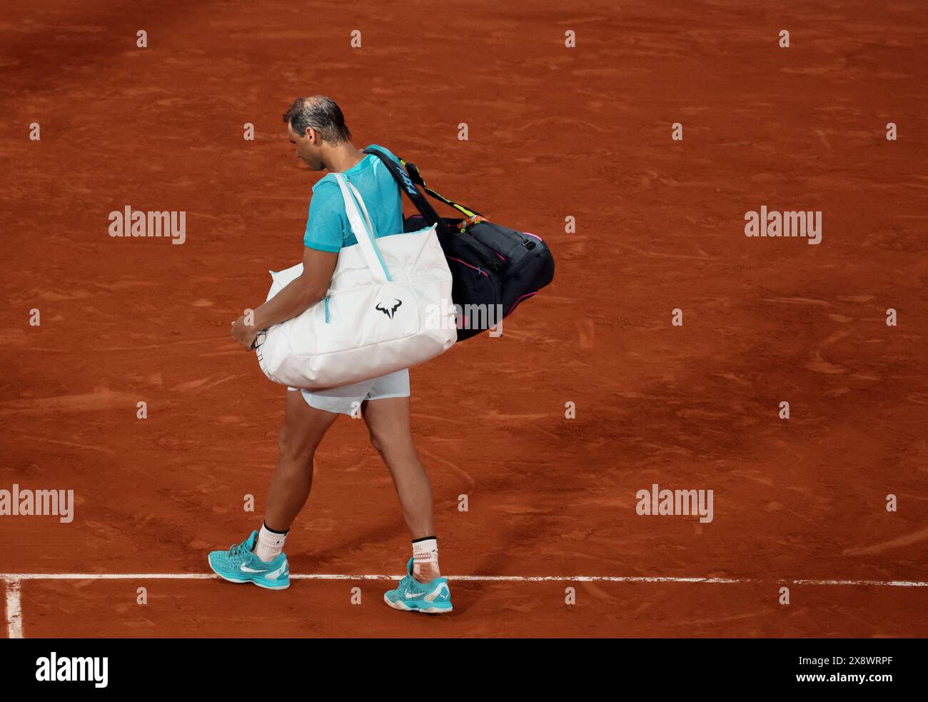 Paris, Frankreich. Mai 2024. Tennislegende Rafael Nadal aus Spanien verabschiedet sich von der Öffentlichkeit, nachdem er am Montag, den 27. Mai, in Paris sein erstes Rundenspiel der French Tennis Open in Roland Garros gegen Alexander Zverev aus Deutschland in Paris, Frankreich, verlor. 2024. der Pariser Liebling verließ die French Open mit einer Abschiedsniederlage. Foto: Maya Vidon-White/UPI Credit: UPI/Alamy Live News Stockfoto