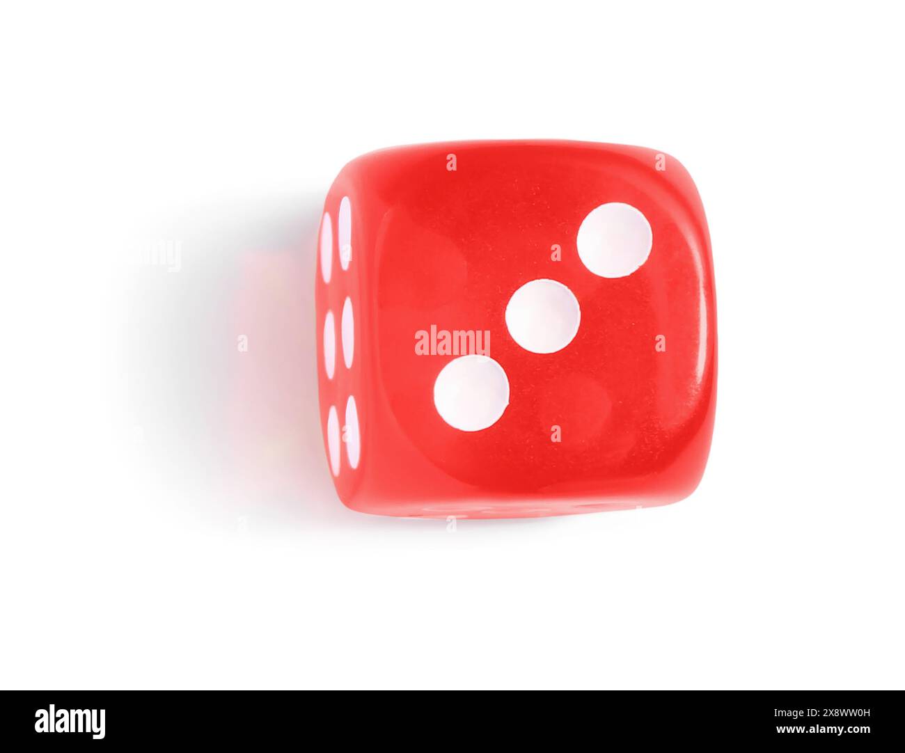 Ein roter Spielwürfel isoliert auf weiß, Draufsicht Stockfoto