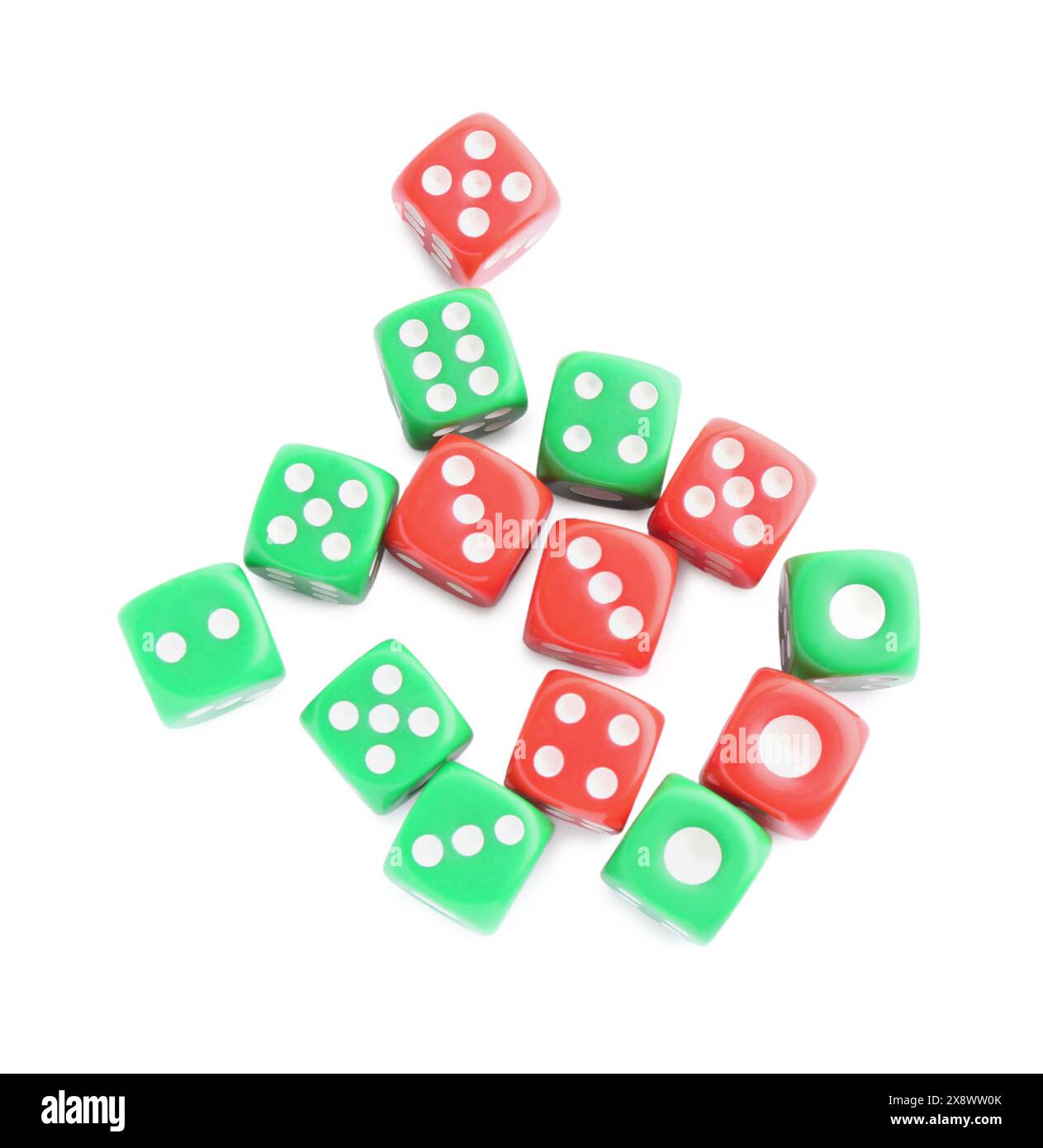 Viele grüne und rote Spielwürfel isoliert auf weiß, von oben Stockfoto