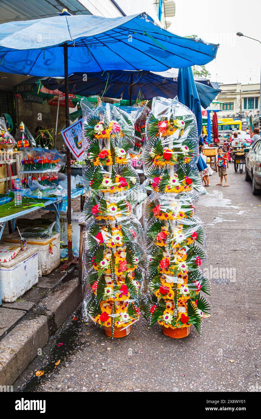 Große Blumenarrangements verpackt in Zellophanstraße vor der Yodpiman Flower City, einem Blumengroßhandel in Bangkok, Thailand Stockfoto