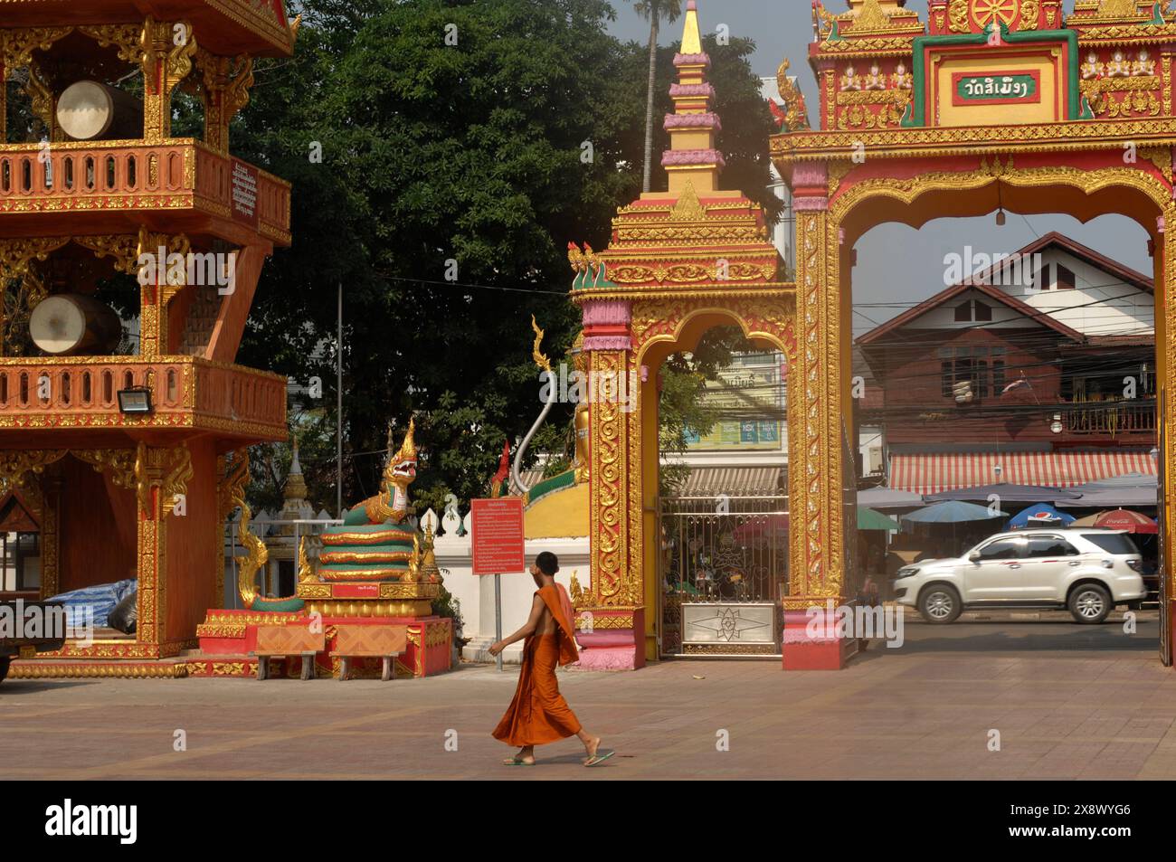 Wat Si Muang (Wat Simuong), dekoratives Tor, Vientiane, Laos, Südostasien, Asien. Stockfoto