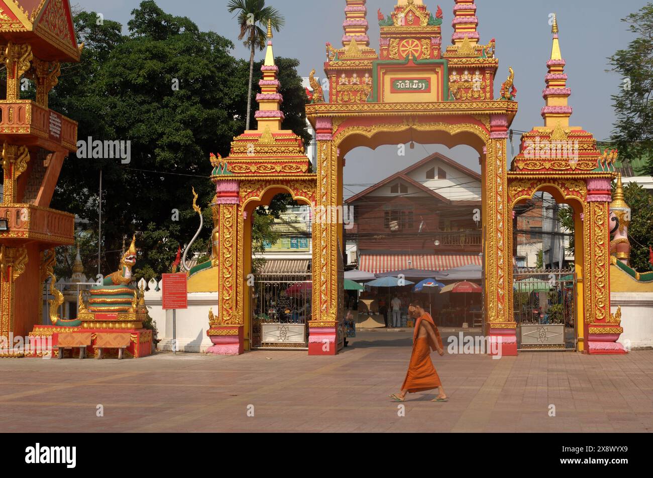 Wat Si Muang (Wat Simuong), dekoratives Tor, Vientiane, Laos, Südostasien, Asien. Stockfoto