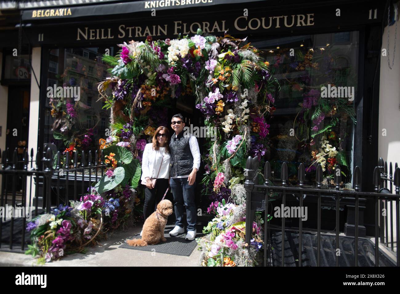 London, Großbritannien. 27. Mai 2024. Die Besucher sehen Blumendekorationen in der Neill Strain Floral Couture am letzten Tag von Belgravia in Bloom 2024, wobei das diesjährige Thema „Floral Fun and Games“ lautet. Quelle: Justin Ng/Alamy Live News Stockfoto