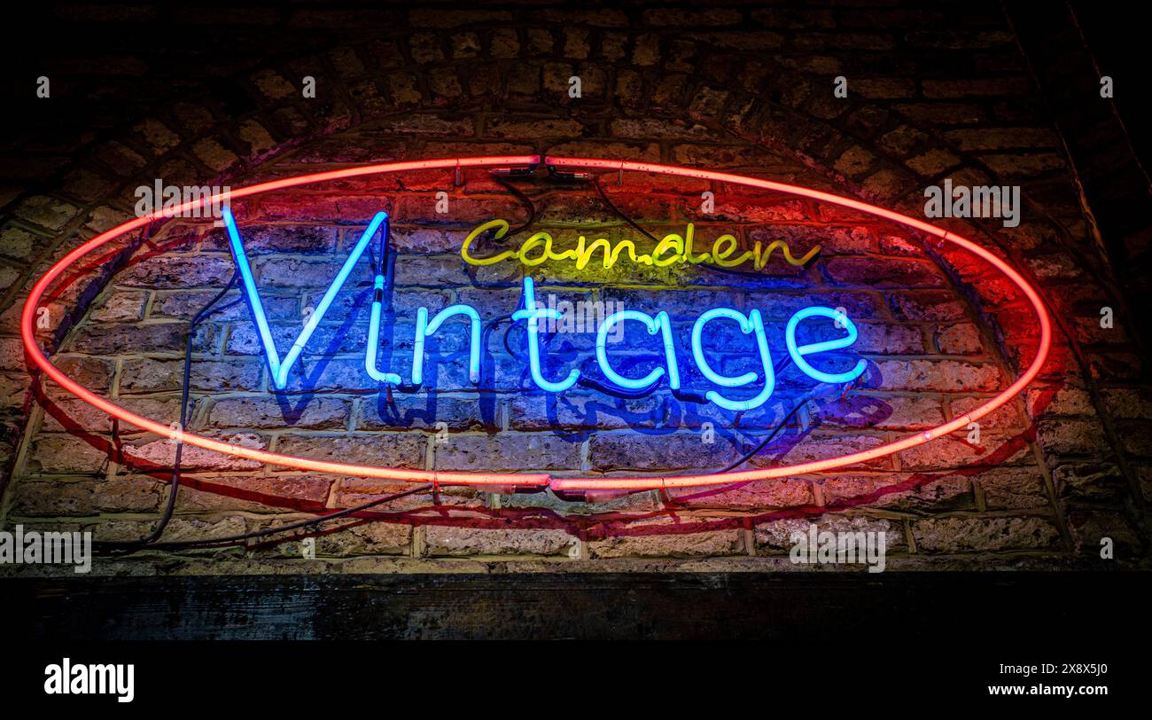Camden Vintage Neonschild vor dem Stand in Camden Stables Market, Camden Town, London, England, Großbritannien, Vereinigtes Königreich, Vereinigtes Königreich, Stockfoto