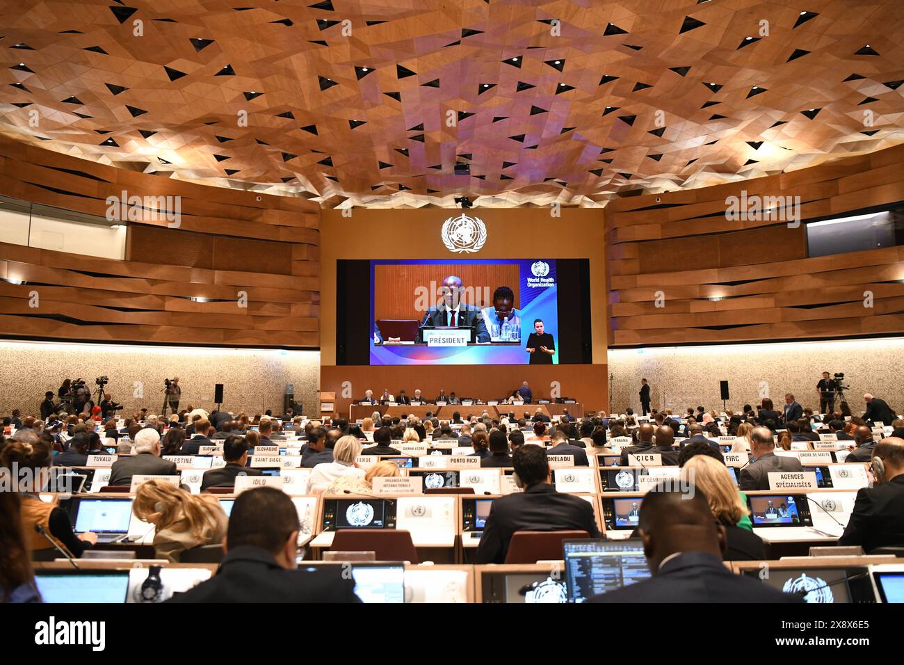 Genf. Mai 2024. Das Foto vom 27. Mai 2024 zeigt die 77. Weltgesundheitsversammlung (WHA) in Genf, Schweiz. Die Weltgesundheitsversammlung (WHA), das höchste Entscheidungsgremium der Weltgesundheitsorganisation (WHO), beschloss am Montag, keinen Vorschlag zur Teilnahme Taiwans an der Jahresversammlung als Beobachter in ihre Tagesordnung aufzunehmen. Quelle: Lian Yi/Xinhua/Alamy Live News Stockfoto