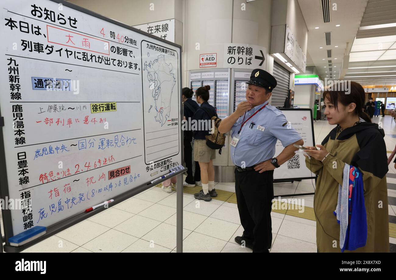 An information board announces suspensions and delays of trains due to heavy rain at JR Kagoshima Chuo Station in Kagoshima City, Kagoshima Prefecture, western Japan and Kyushu region, on May 28, 2024. According to the Japan Meteorological Agency, the heavy rain continues to fall due to the influence of active front and low pressure.( The Yomiuri Shimbun via AP Images ) Stockfoto