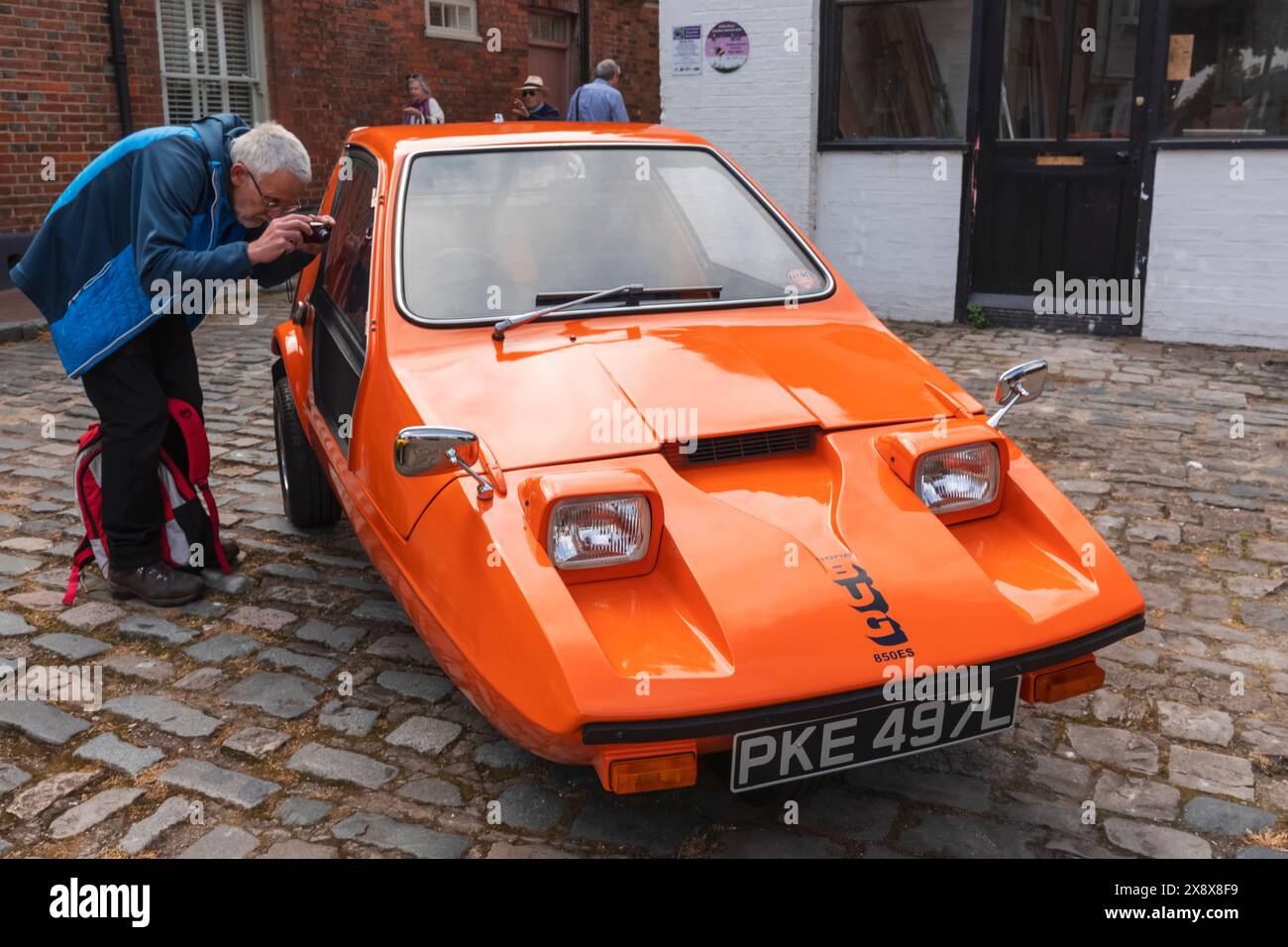 England, Kent, Faversham, Annual Festival of Transport, West Street, Mann fotografiert einen drei-Wheeler Bond Bug Car Stockfoto