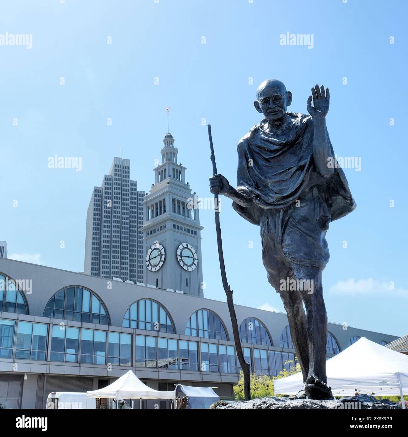 Mohandas K. Gandhi Gedenkstatue am Ferry Building in San Francisco, Kalifornien; Mahatma Gandhi Statue von Zlatko Pounov und Steven Lowe. Stockfoto