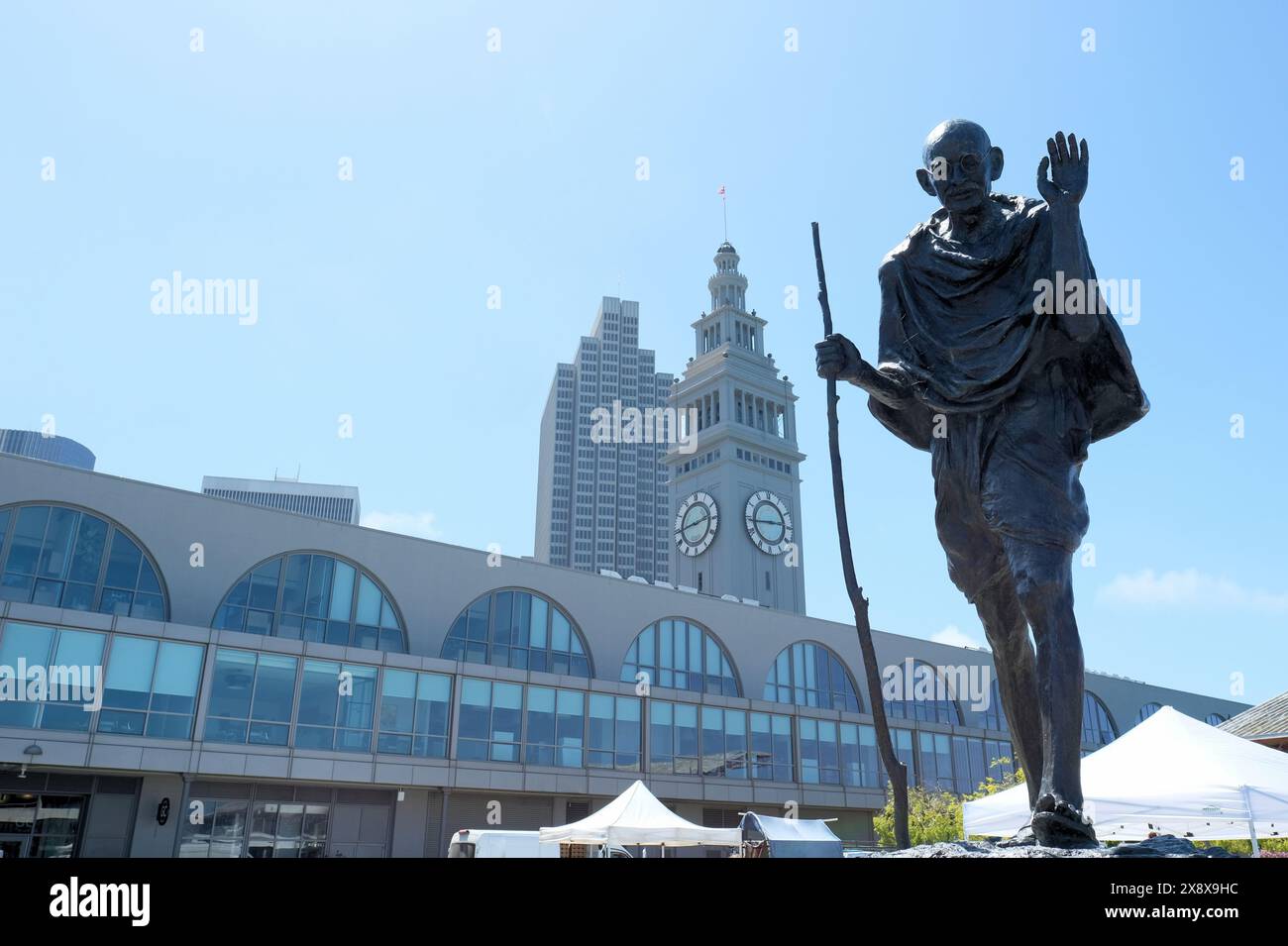 Mohandas K. Gandhi Gedenkstatue am Ferry Building in San Francisco, Kalifornien; Mahatma Gandhi Statue von Zlatko Pounov und Steven Lowe. Stockfoto