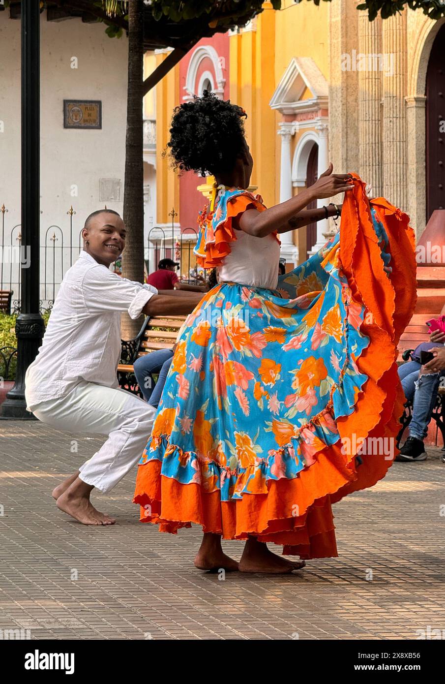 Tänzer auf einem der Plätze des historischen Zentrums von Cartagena feiern ihre afro-kolumbianischen karibischen Wurzeln in diesem UNESCO-Weltkulturerbe Stockfoto