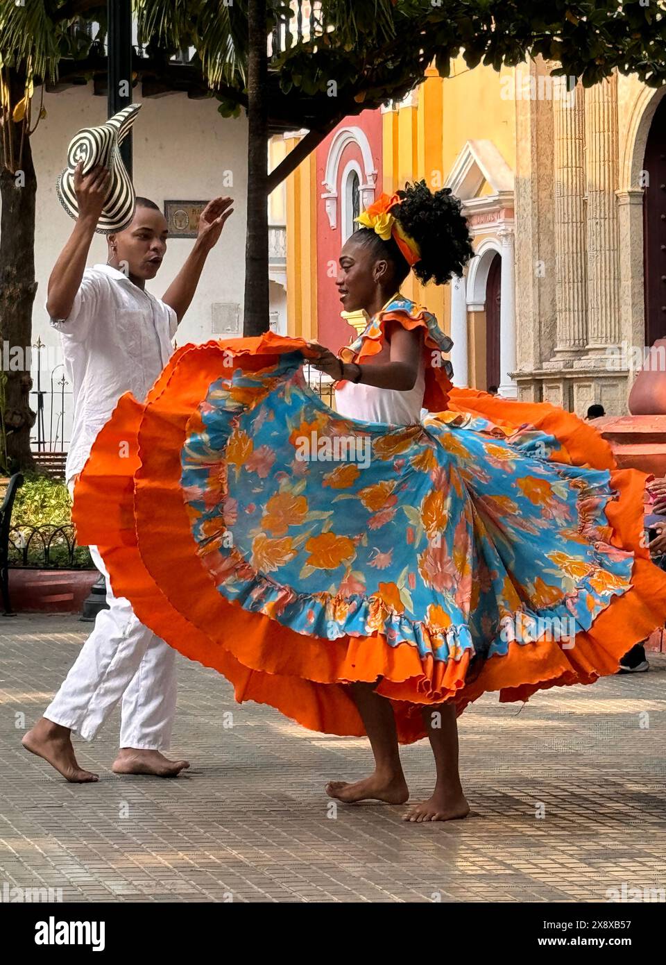 Tänzer auf einem der Plätze des historischen Zentrums von Cartagena feiern ihre afro-kolumbianischen karibischen Wurzeln in diesem UNESCO-Weltkulturerbe Stockfoto