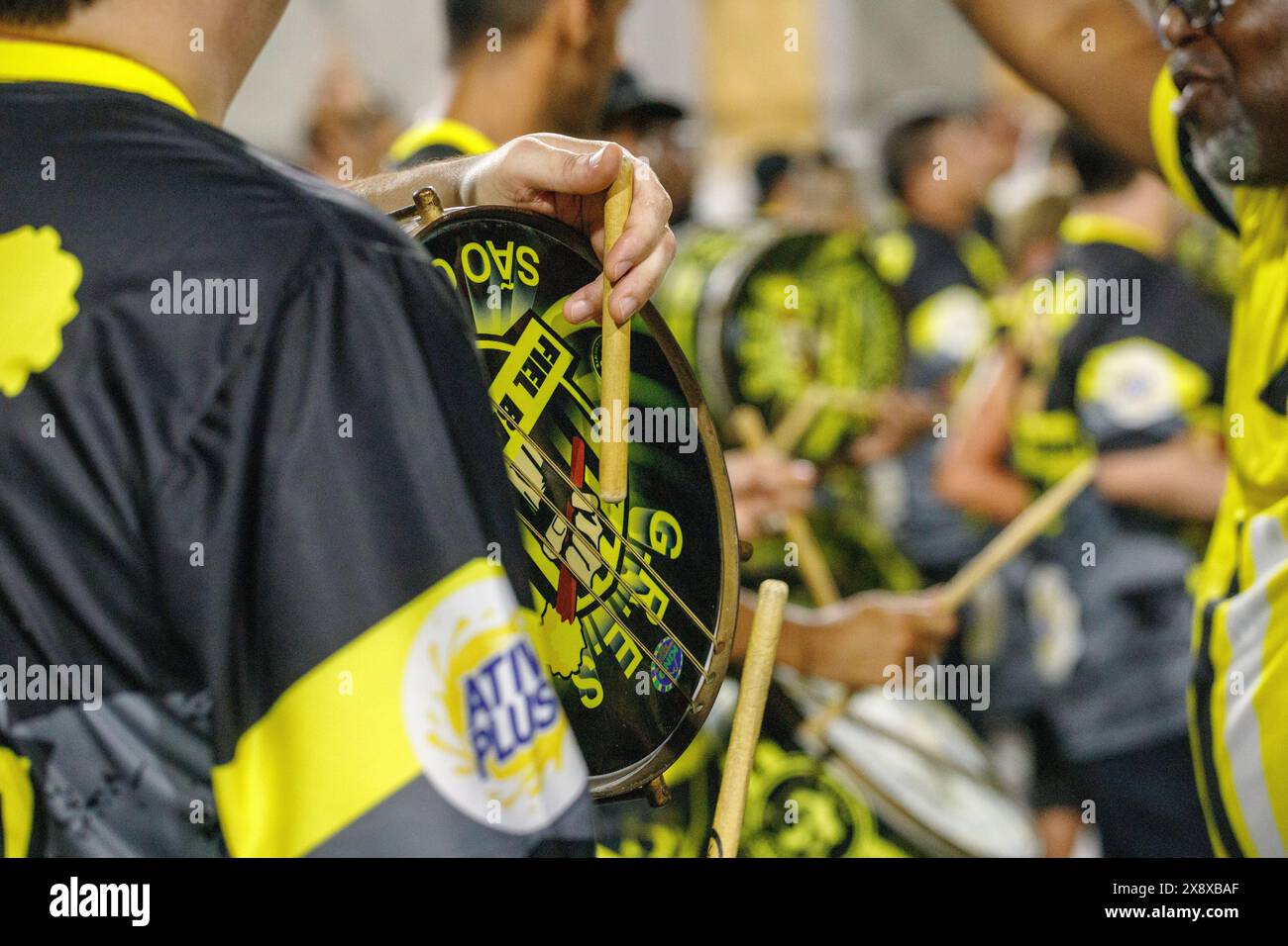 Sao Clemente Samba School in Rio de Janeiro, Brasilien - 20. Januar 2024: Details zur technischen Probe der Samba-Schule Sao Clemente. Stockfoto