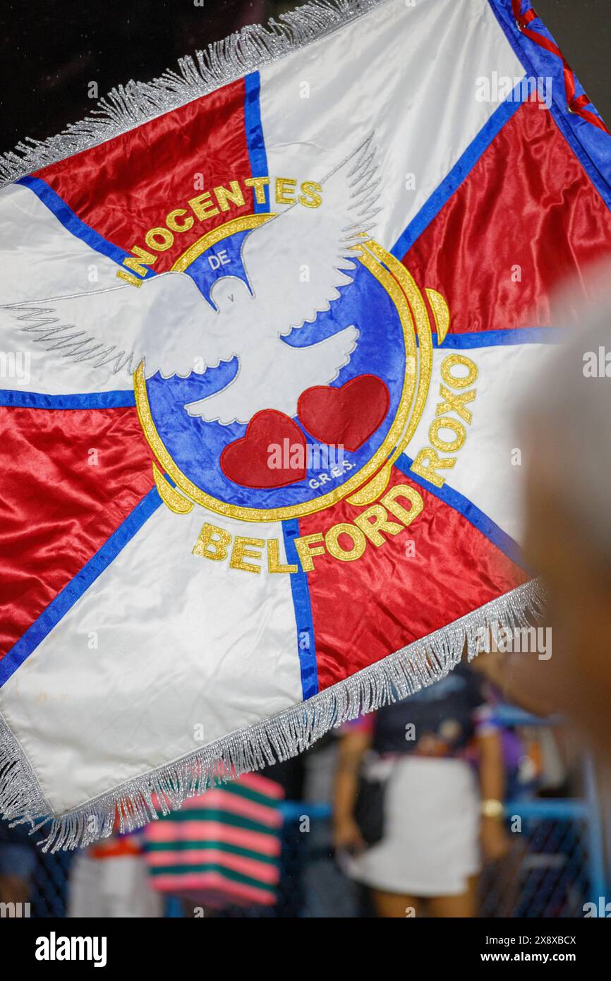 Flagge der Belford Roxo Innocent Samba School in Rio de Janeiro, Brasilien - 27. Januar 2024: Pavillon der Belford Roxo Innocent Samba School, durin Stockfoto