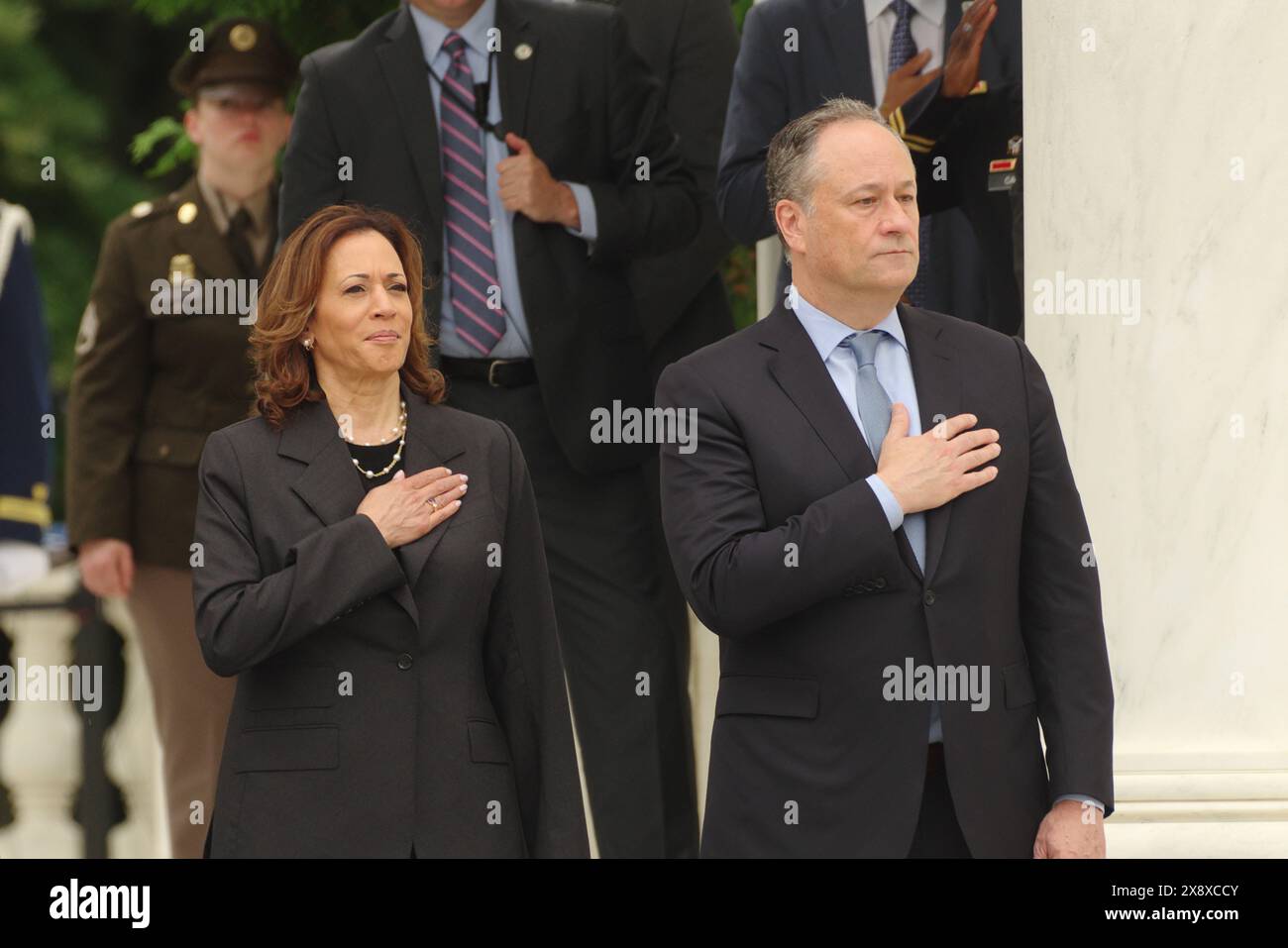 Arlington, VA, USA. 27. Mai 2024. US-Vizepräsidentin Kamala Harris und zweiter Gentleman Doug Emhoff nehmen an einer Gedenkfeier Teil. Stockfoto
