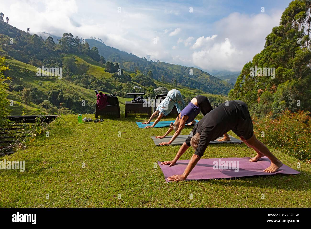 Wir machen morgens Yoga im Cabana Ecolodge Jacuzzy, einem wunderbaren AirBnB direkt außerhalb von Salento - Kolumbien Stockfoto