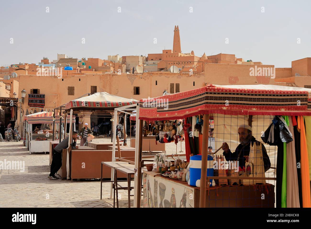 Der Markt auf dem Hauptplatz von Ghardaia mit den traditionellen Wohnungen und dem Minarett der großen Moschee im Hintergrund. Ghardaia.Algerien Stockfoto