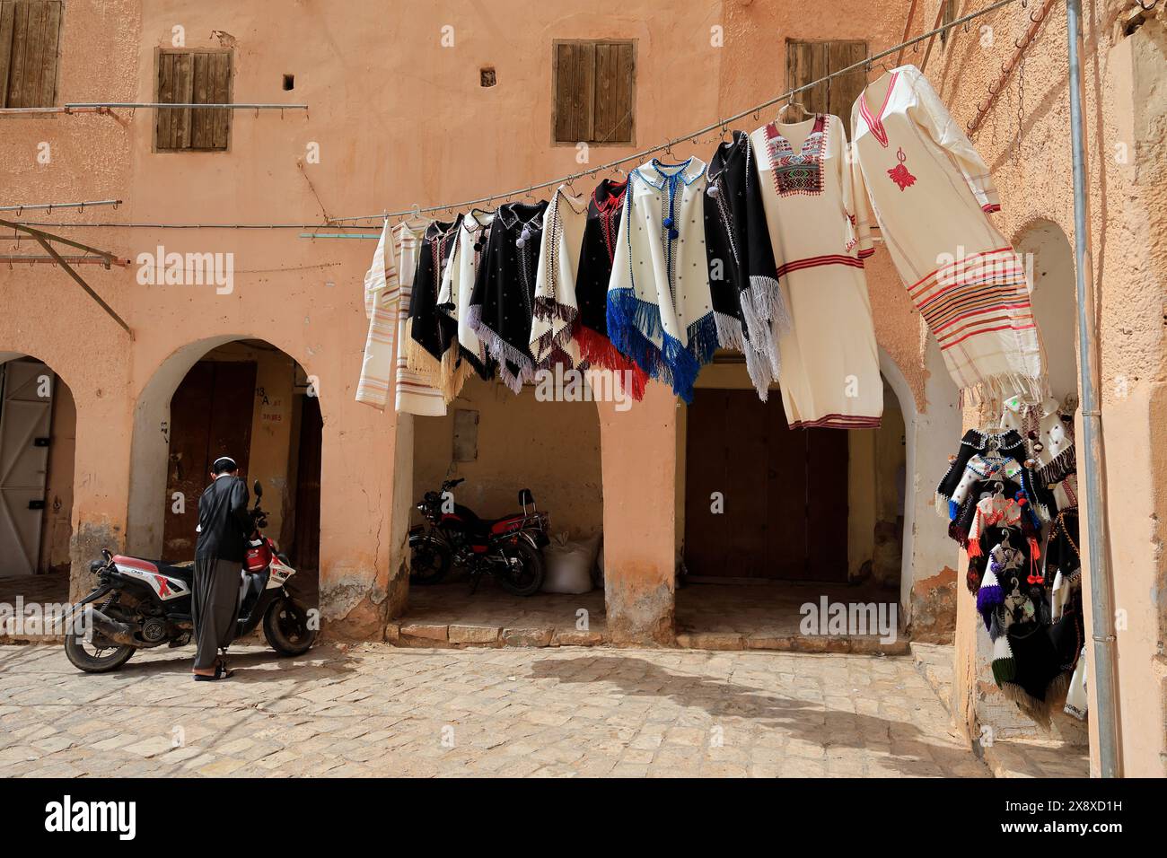 Traditionelle Kleidung zum Verkauf auf dem Hauptplatz von Ghardaia. Ghardaia ist eine der Ksar (befestigte Siedlungen) im Mzab-Tal in der nördlichen Sahara. Provinz Ghardaia. Algerien Stockfoto