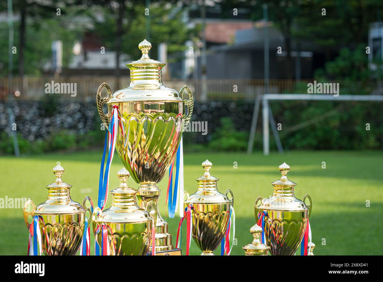 Gruppe von Trophäenbechern für eine Sportveranstaltung im Freien. Stockfoto