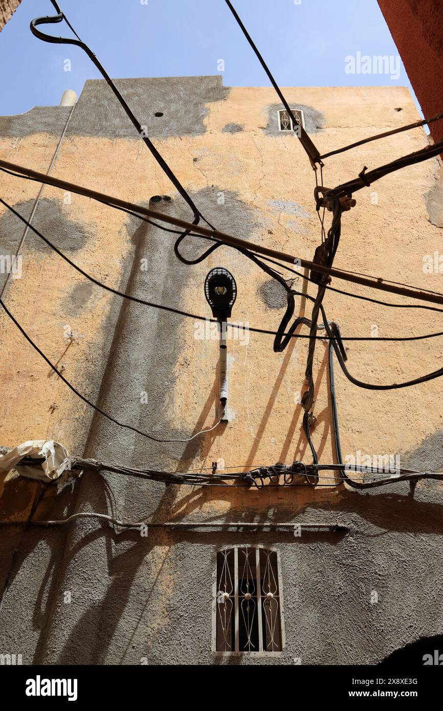 Stromkabel ragen aus den traditionellen Häusern in Ksar Beni Isguen hervor. Beni Isguen ist eine der 5 Ksars (befestigte Siedlung) im Mzab-Tal. Provinz Ghardaia. Nord-Sahara. Algeri Stockfoto