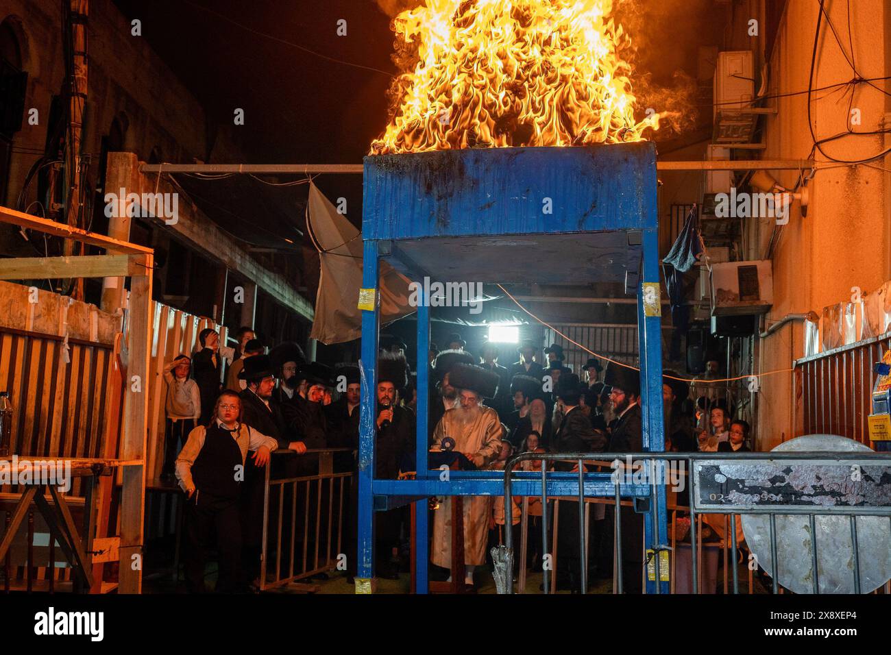 Feiern Sie das lag Ba'omer Lagerfeuer mit Singen und Tanzen am tschassidischen Hof von Lelov. Lag Ba’omer ist ein jüdisches traditionelles Ereignis, das am 33. Tag der Omer-Zählung stattfindet. Zwei wichtige historische Ereignisse stehen im Zusammenhang mit lag Baomer. Es wird angenommen, dass es der Tag des Todes des Rabbiners Shimon Bar Yochai (auch bekannt als RASHBI) ist, ein wichtiger Weiser im antiken Judentum. In der heutigen Zeit gilt es als eine Feier zum Gedenken an den Sieg der Bar Kokhba-Revolte, einer bewaffneten Rebellion, die von den Juden in Judäa gegen das Römische Reich im Jahre 132 n. Chr. initiiert wurde. Während der lag Ba'omer Feiern, OR Stockfoto