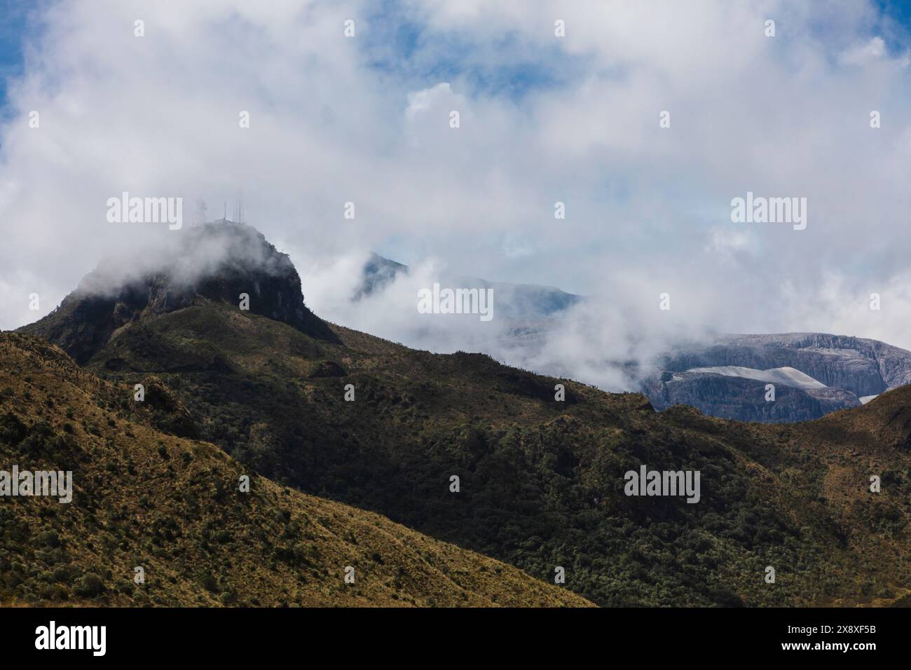 Nebel steigt über den Andengipfel Nevado del Ruiz auf, der eine Höhe von 17.457 Metern erreicht - Kolumbien Stockfoto