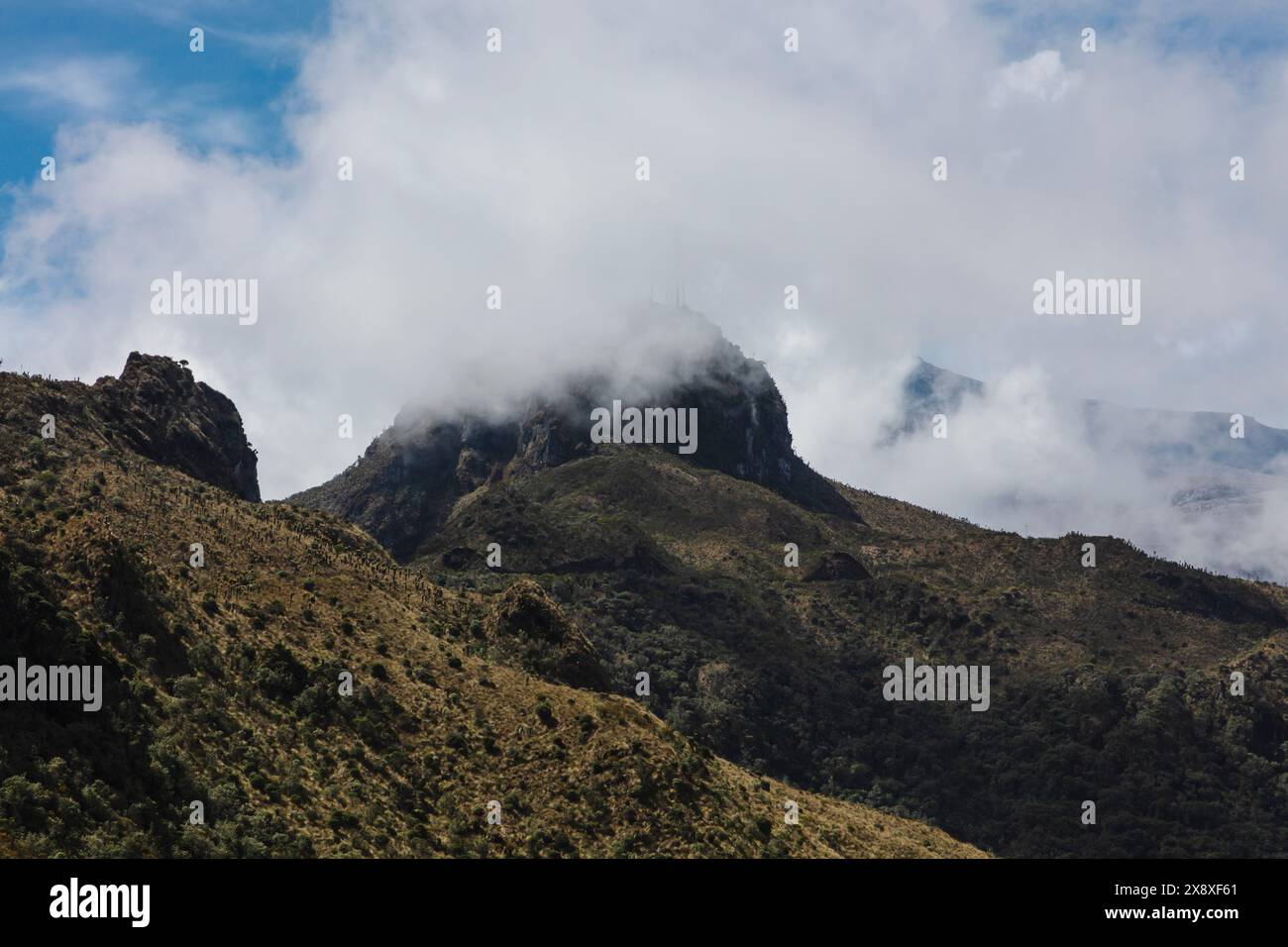 Nebel steigt über den Andengipfel Nevado del Ruiz auf, der eine Höhe von 17.457 Metern erreicht - Kolumbien Stockfoto