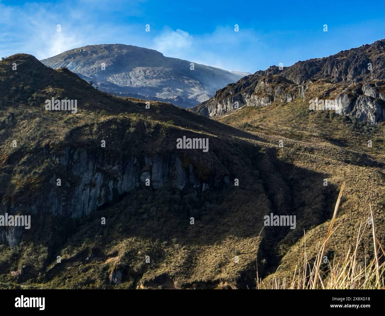 Der Andengipfel Nevado del Ruiz, der eine Höhe von 17.457 Fuß erreicht - Kolumbien Stockfoto
