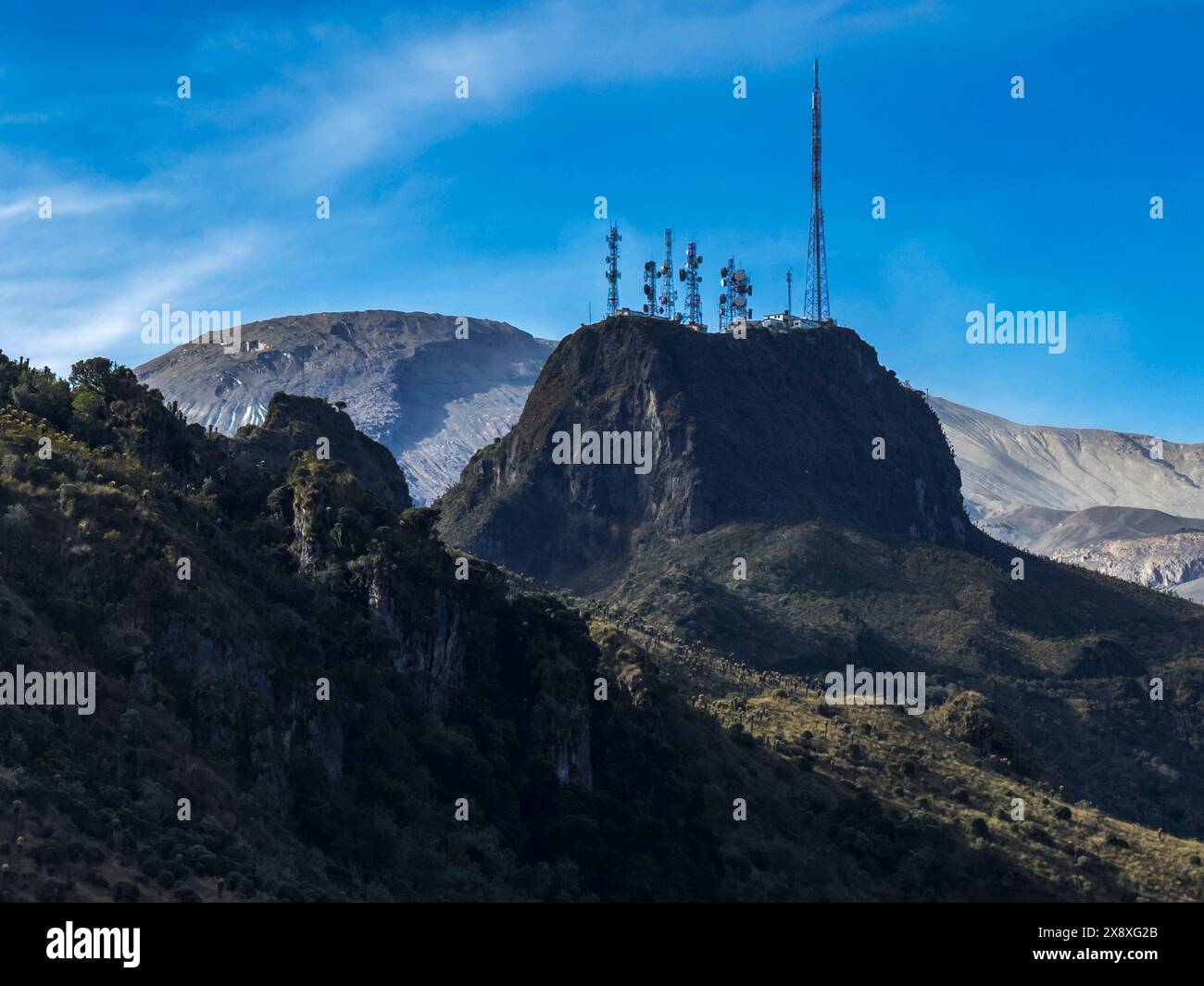 Das Handy ragt unterhalb des Andengipfels Nevado del Ruiz, der eine Höhe von 17.457 Metern erreicht - Kolumbien Stockfoto