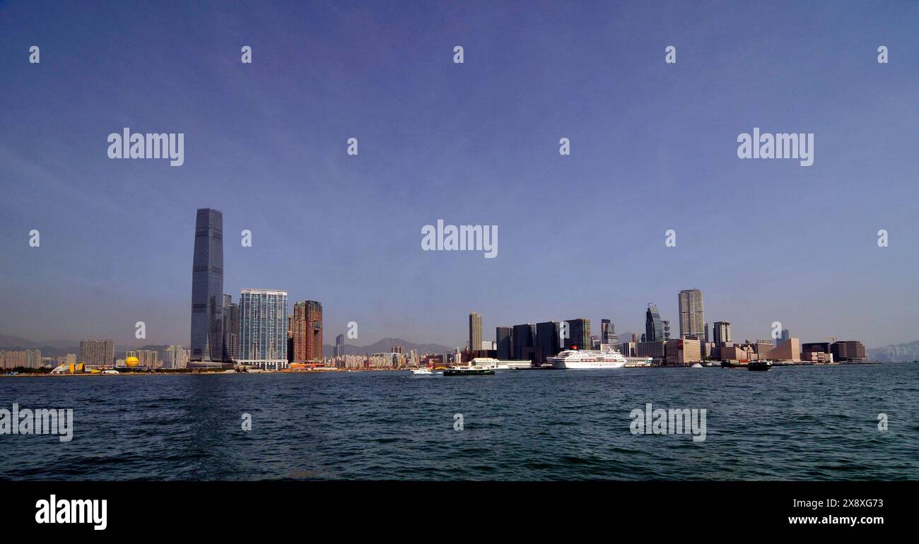 Victoria Harbour mit dem ICC Tower und dem West Kowloon Kulturviertel im Hintergrund. Stockfoto