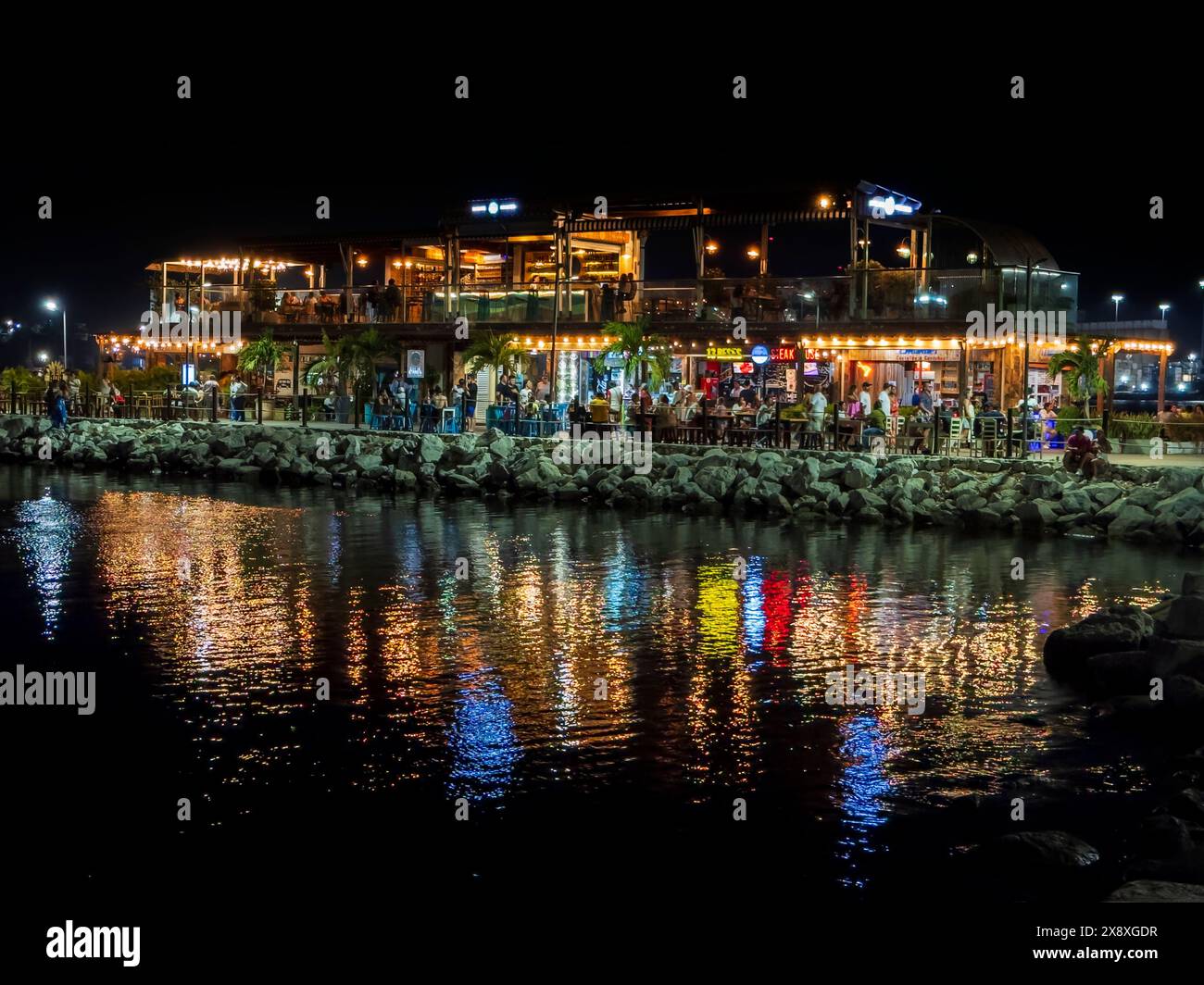 Nachtaufnahmen der Küstenstadt Santa Marta östlich von Cartagena an der Karibikküste - Kolumbien Stockfoto